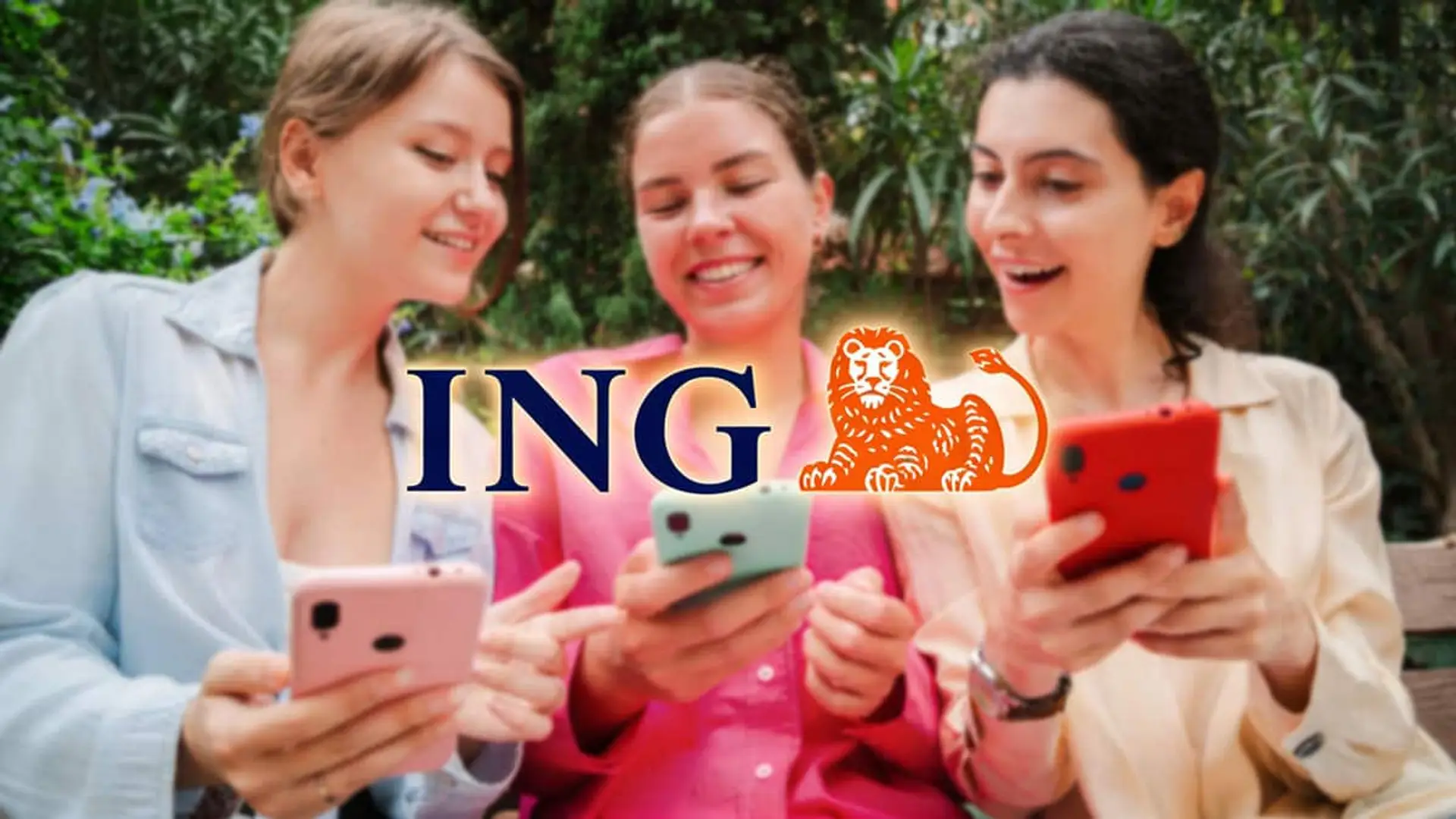 Tres mujeres mirando sus móviles con el logotipo de ING sobre la imagen