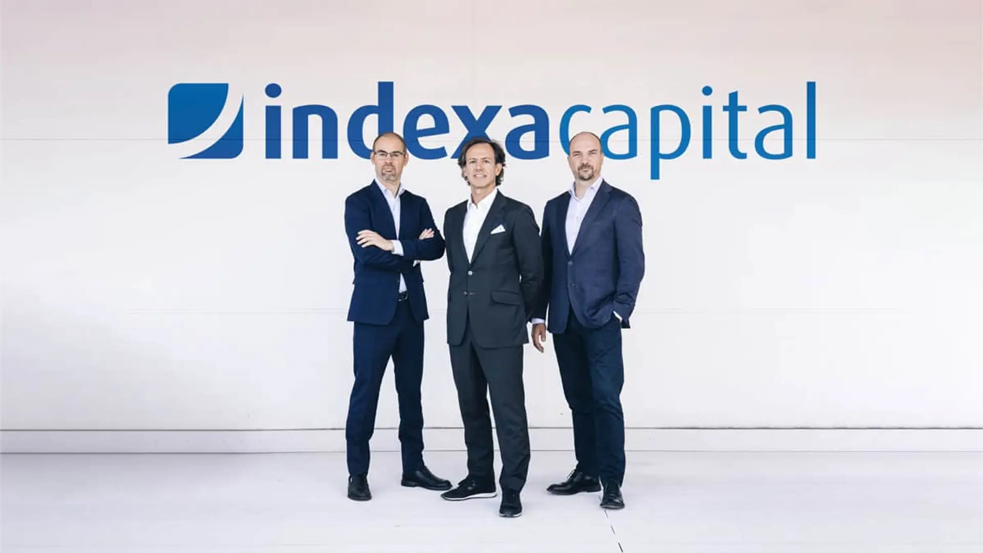 Indexa Capital rompe la barrera de los 4.000 millones gestionados y consolida su liderazgo Los fundadores de Indexa Capital posan en una foto coorporativa delante del logo de la empresa.