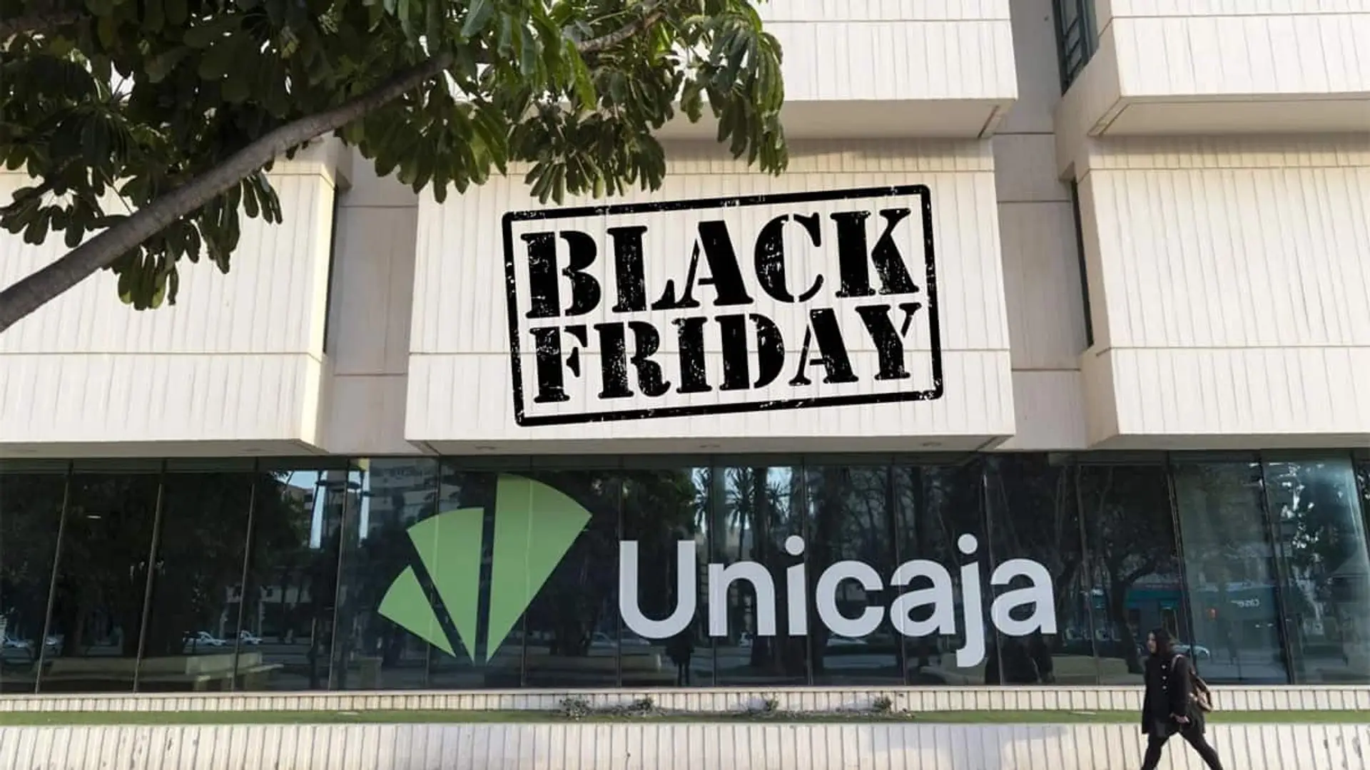 Fachada de Unicaja Banco con un rótulo grande de Black Friday.