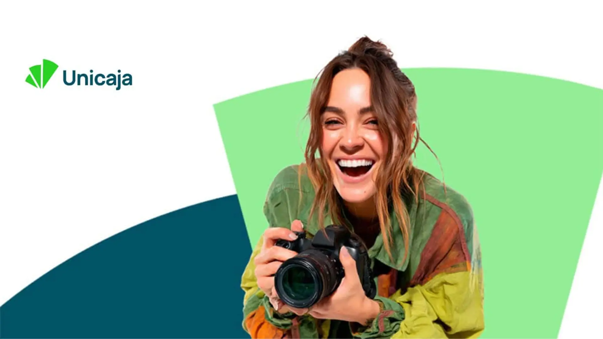 Unicaja estrena cuenta al 3% TAE para autónomos: sin comisiones y solo por tiempo limitado Joven sonriente con una cámara de fotos. Imagen publicitaria de Unicaja.