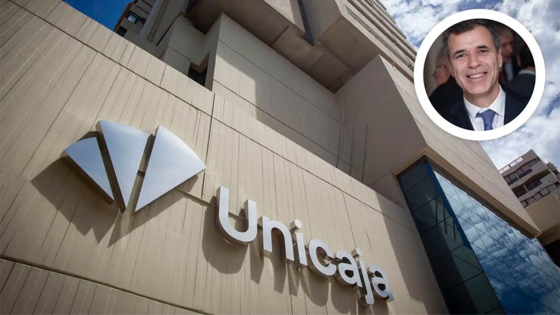 Unicaja sigue dando casi 500€ por tu nómina: esto es lo que gana el banco a cambio Pablo González, CFO de Unicaja Banco, junto a la fachada de la sede corporativa con el logotipo de la entidad.