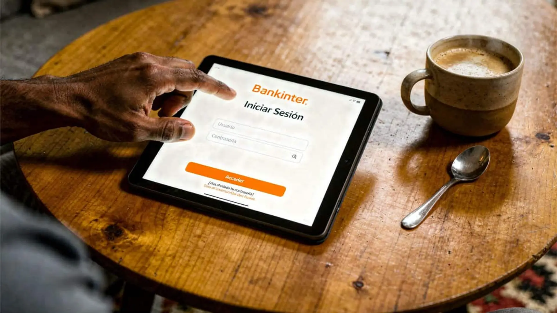 Un cliente de Bankinter inicia el proceso de iniciar sesión en la app del banco desde una tablet.