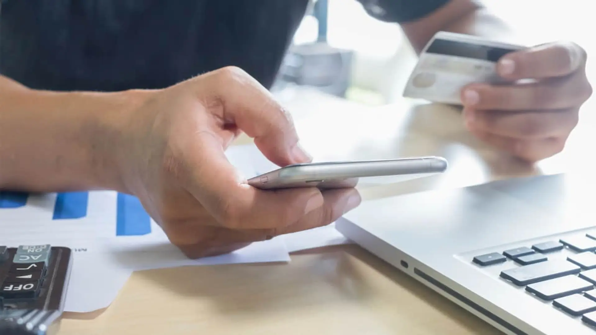Adiós a las transferencias equivocadas: así funciona la nueva verificación obligatoria en los bancos Persona realizando un pago online con su móvil y tarjeta de crédito.