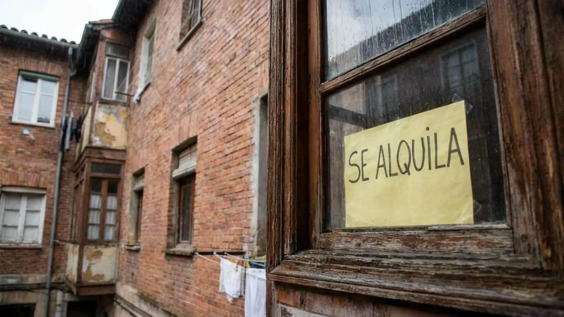 El Gobierno cubrirá a los propietarios en caso de impago de alquiler, pero solo si cumples estos requisitos Fachada de edificio antiguo con un cartel de “Se alquila” en la ventana.