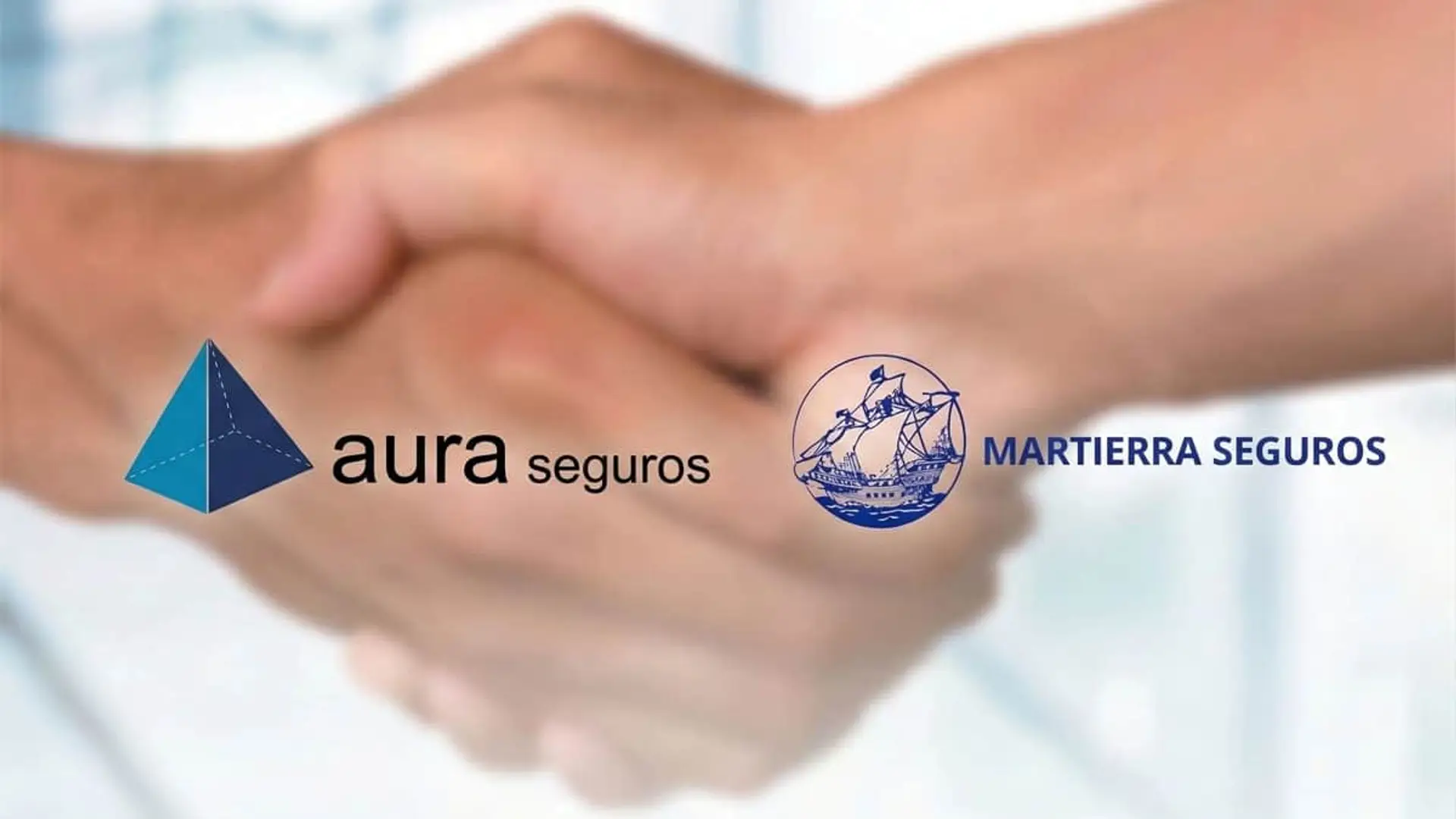 Apretón de manos entre Aura Seguros y Martierra Seguros como símbolo de su alianza estratégica empresarial.