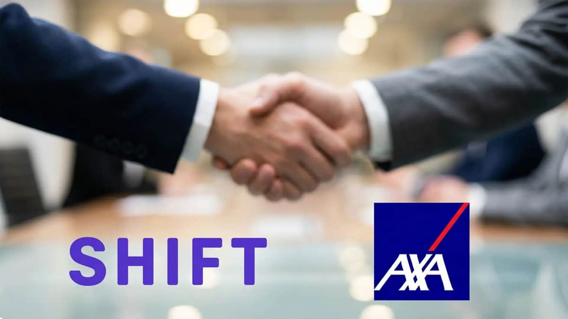 Apretón de manos entre SHIFT y AXA para representar su alianza estratégica en servicios de seguros.