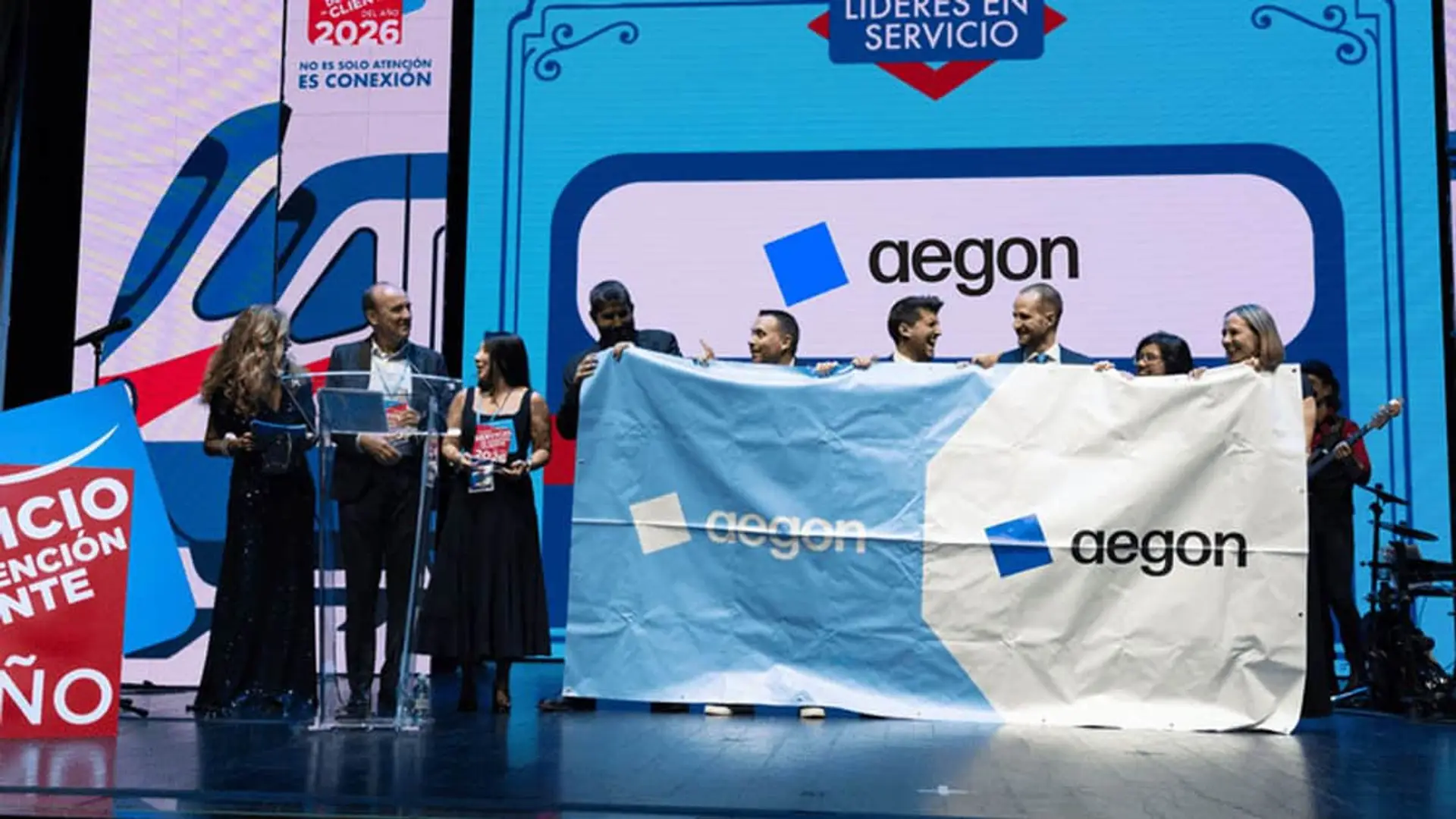Equipo de la aseguradora Aegon celebra en el escenario el Premio Servicio de Atención al Cliente del Año 2026.