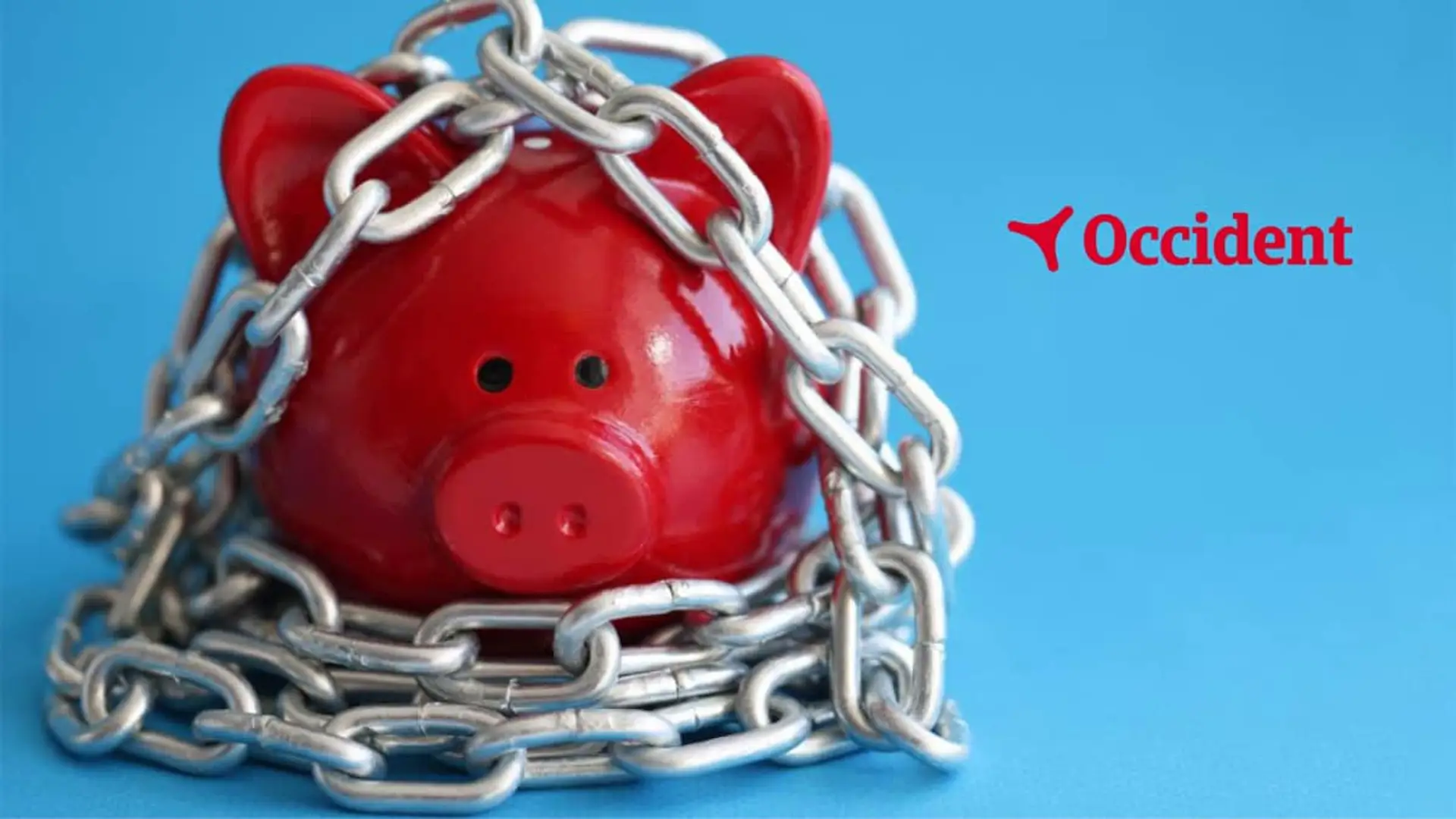 Hucha de cerdito roja protegida con una cadena junto al logotipo de Occident para representar el ahorro seguro.