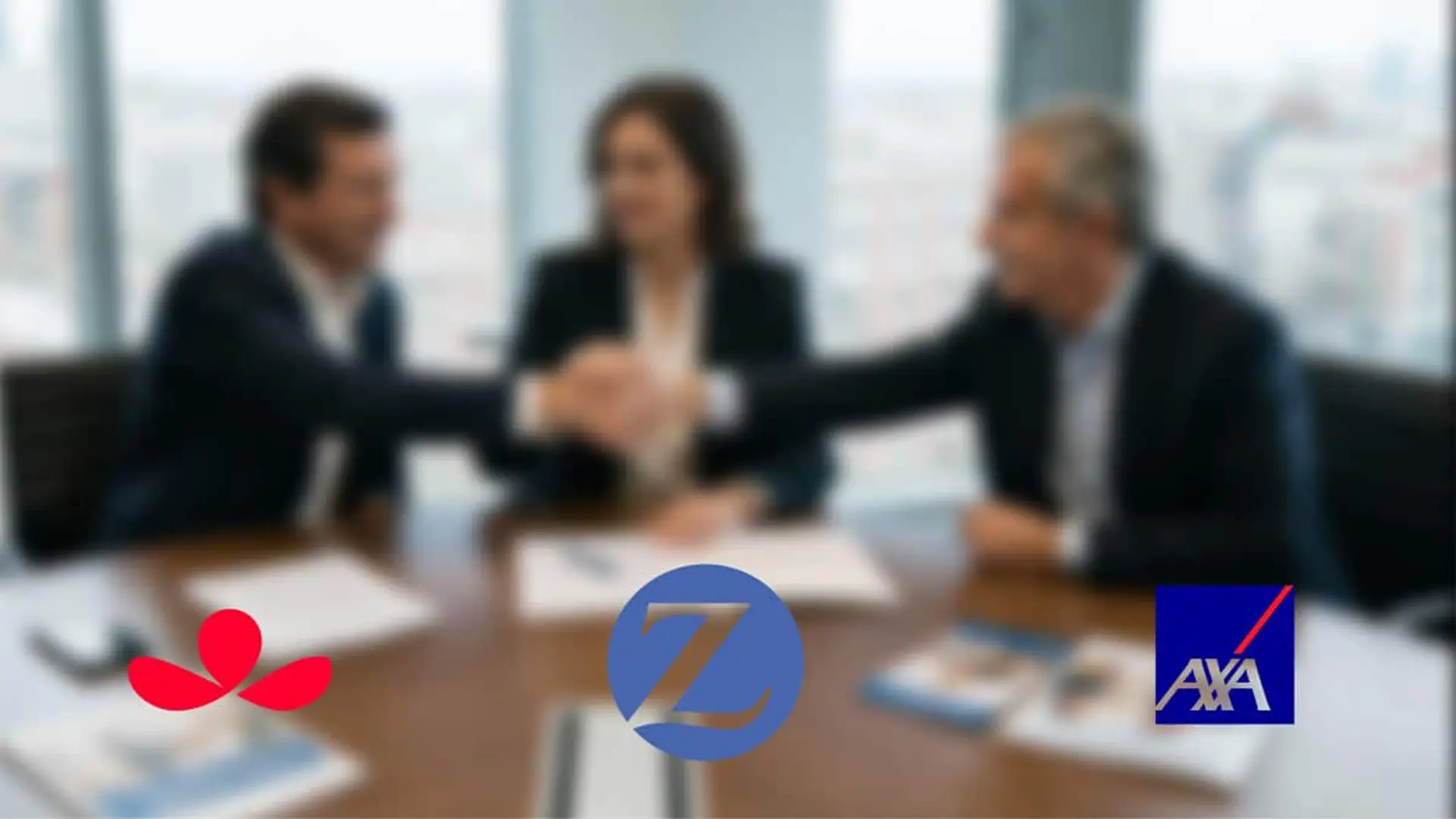 Mapfre, Zurich y AXA buscan clientes en Carrefour, MasOrange y Correos como alternativa al copado negocio de bancaseguros Representantes empresariales se dan la mano durante una reunión para una alianza en el sector asegurador con logos de Mapfre, Zurich y AXA