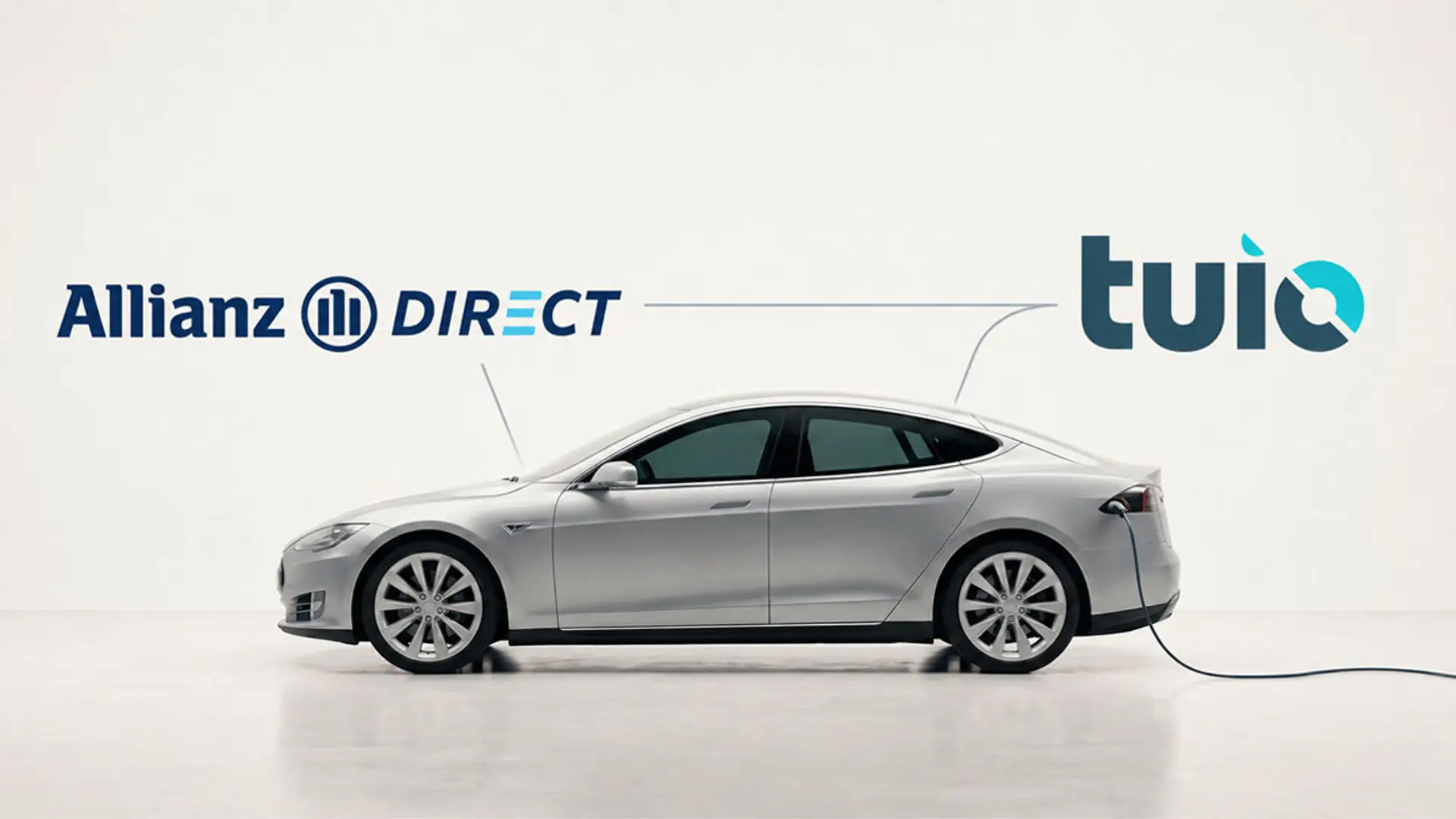 Coche eléctrico cargando con logos de Allianz Direct y Tuio, alianza de seguros para vehículos