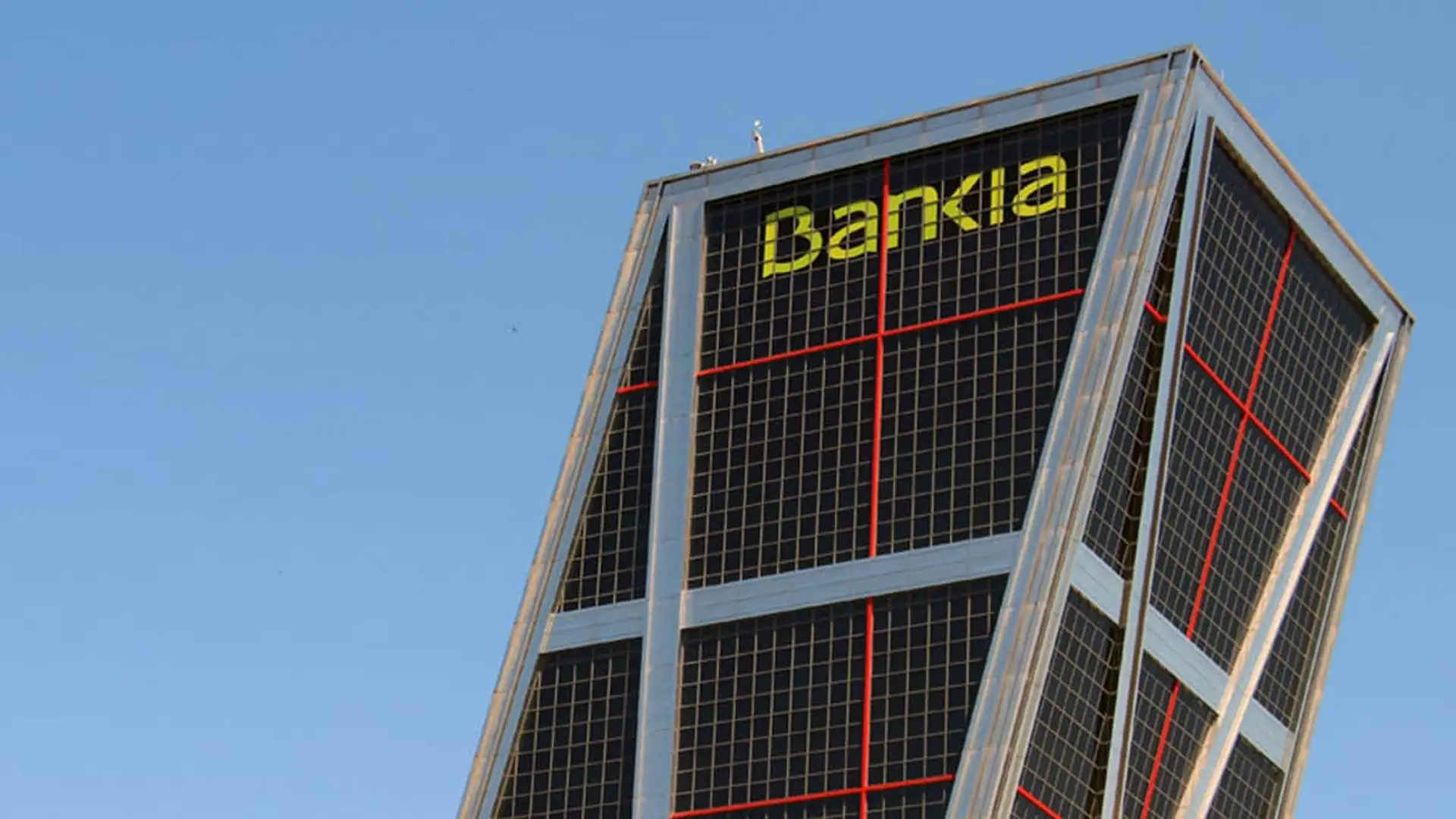 Mapfre reclama 217 millones a CaixaBank por la bancaseguros de Bankia El logo del antiguo banco Bankia en lo alto de una de las Torres KIO de Madrid.
