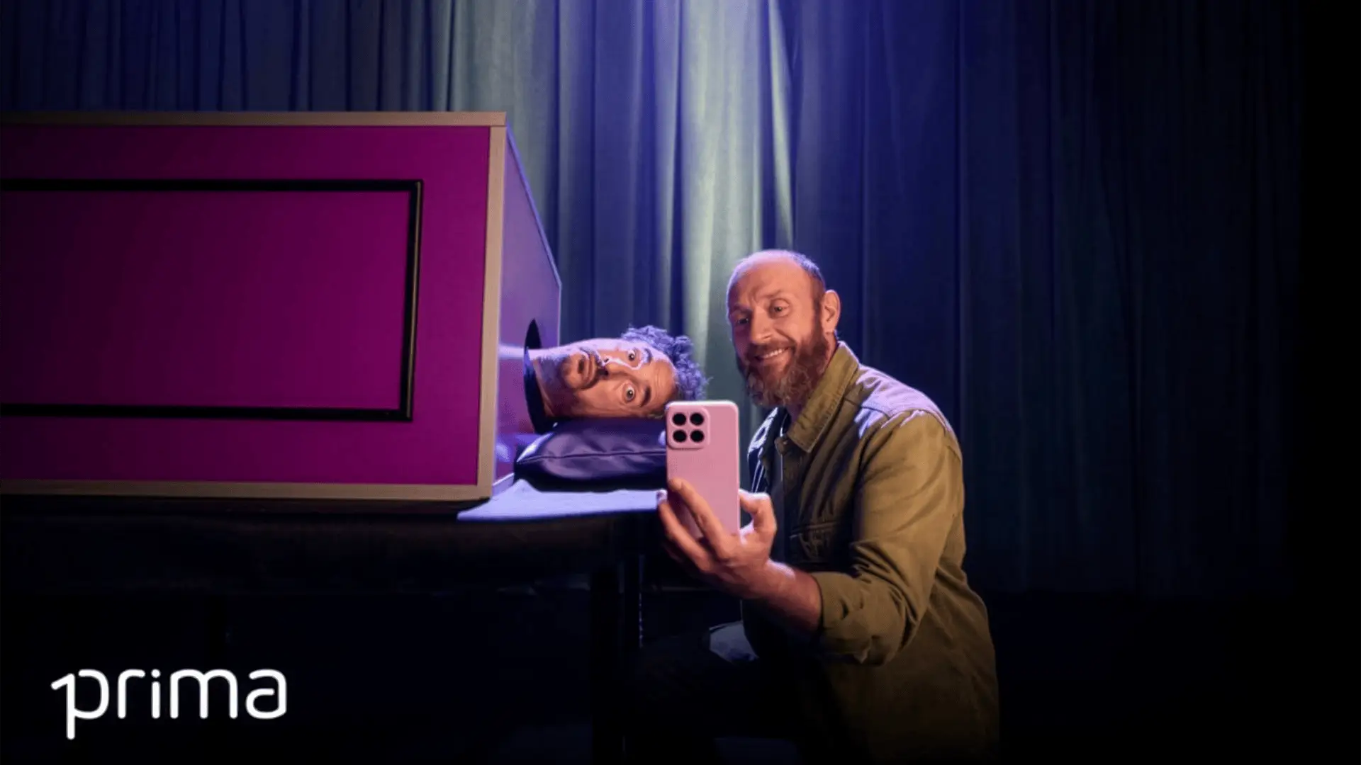Campaña publicitaria de Prima Seguros con un truco de magia y un selfie para transmitir humor y cercanía.