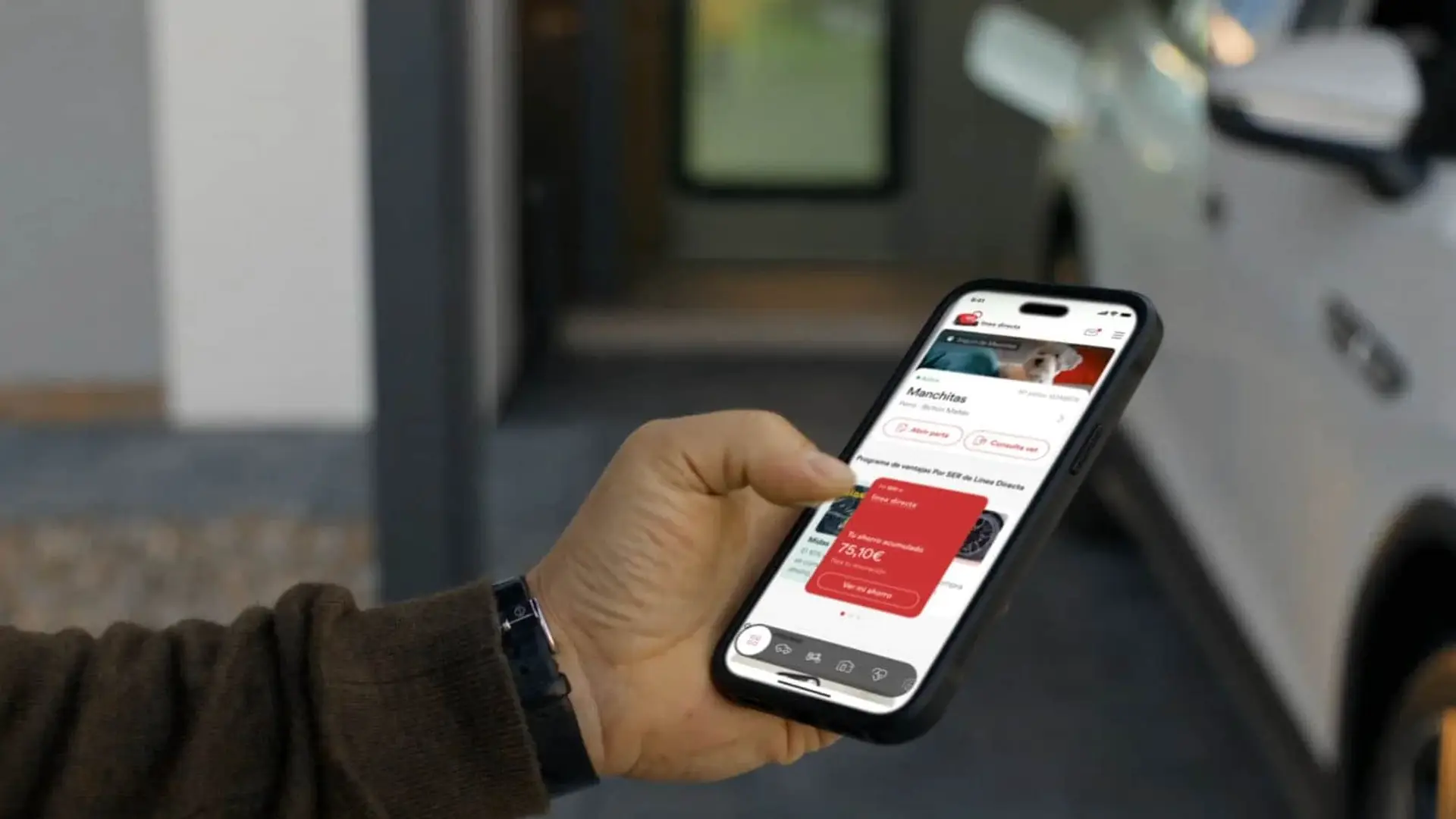 Usuario utilizando la aplicación de Línea Directa para gestionar seguros de mascotas y consultar el ahorro acumulado.