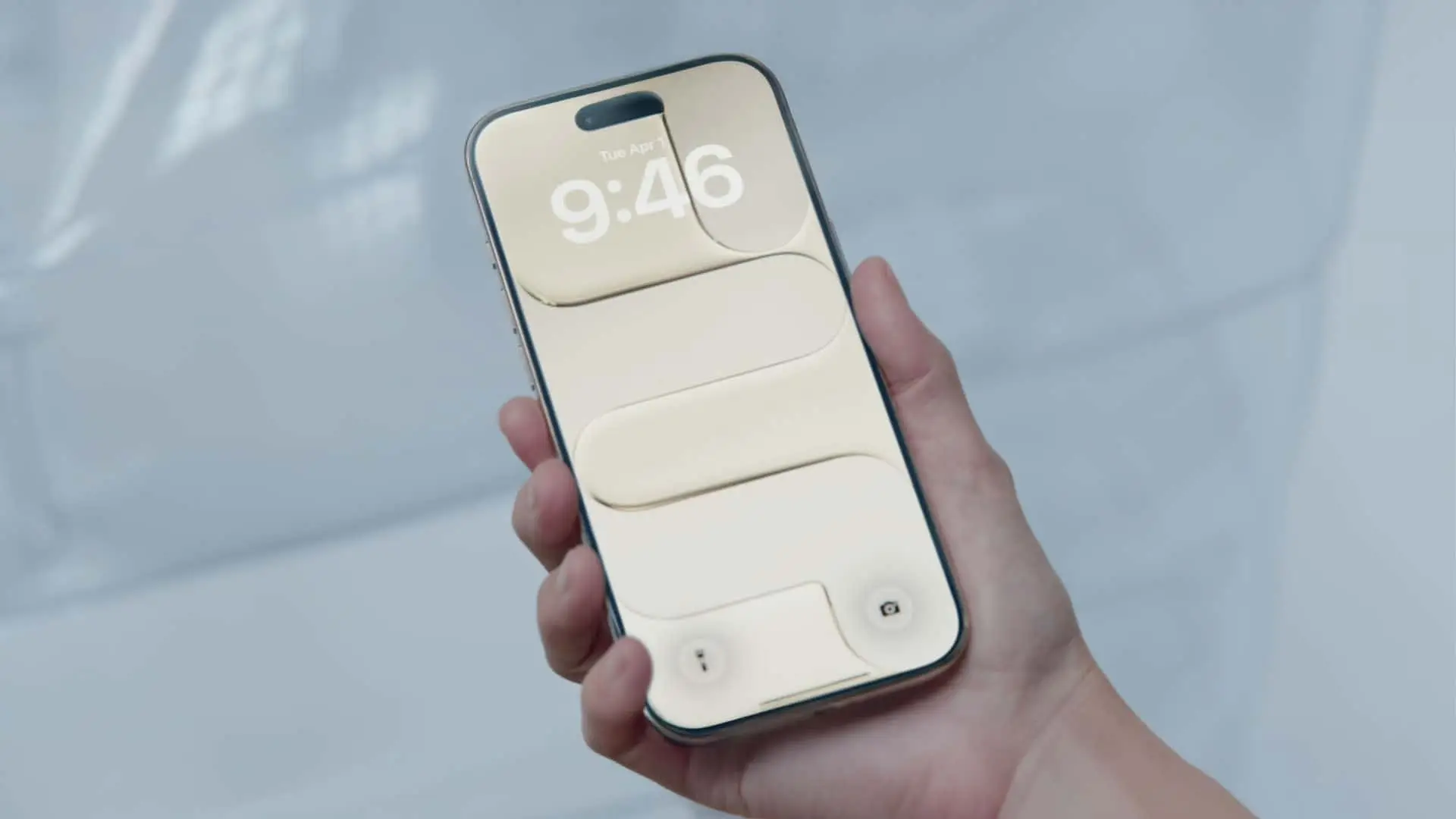 Persona sujetando un iPhone 17 con la pantalla encendida mostrando la hora 9:46.