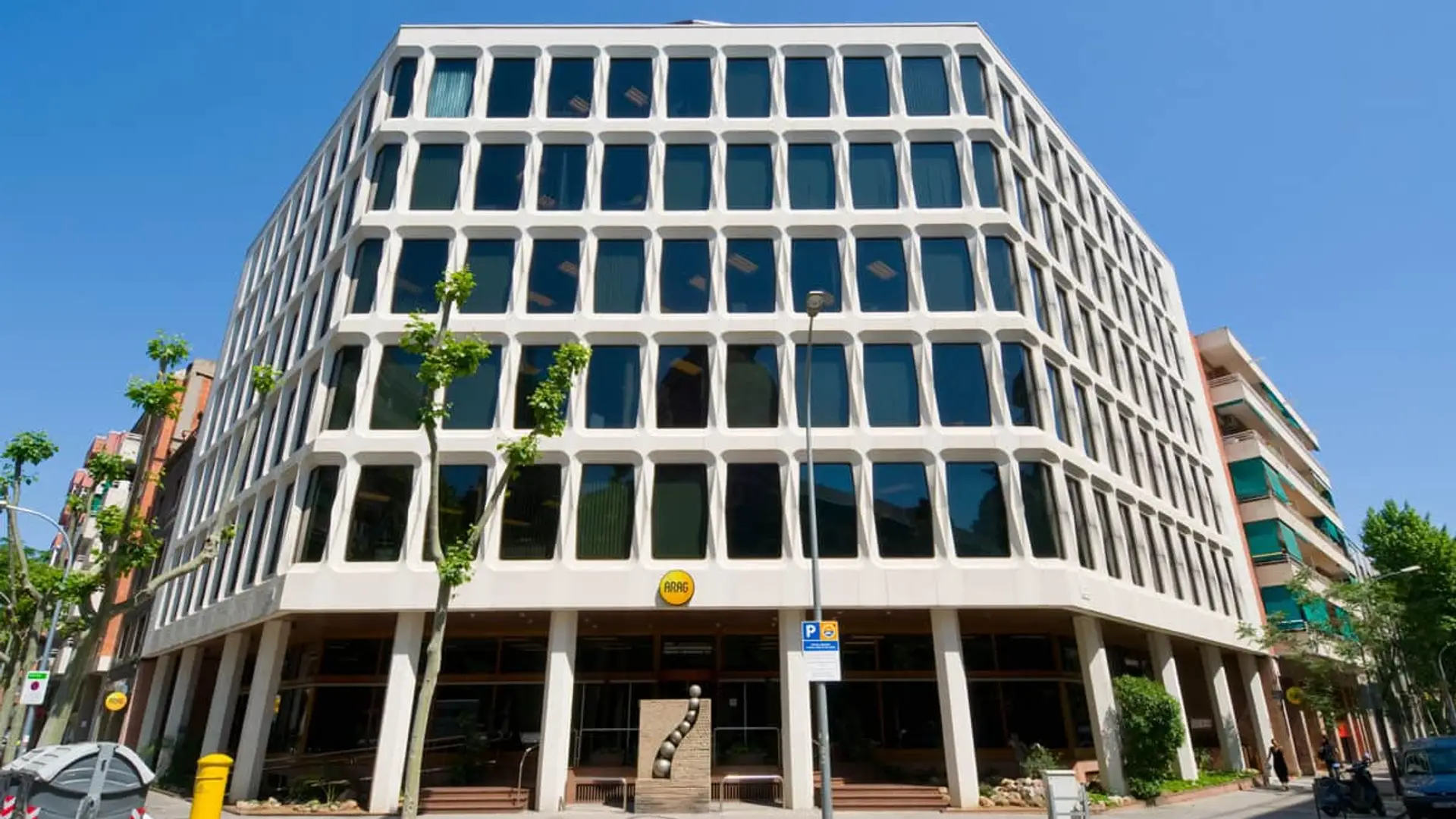 ARAG pulveriza récords tras facturar 219 millones en España y Portugal en 2025, un 9% más Fachada del edificio de oficinas de ARAG Seguros con diseño arquitectónico de ventanas en cuadrícula y cielo azul.
