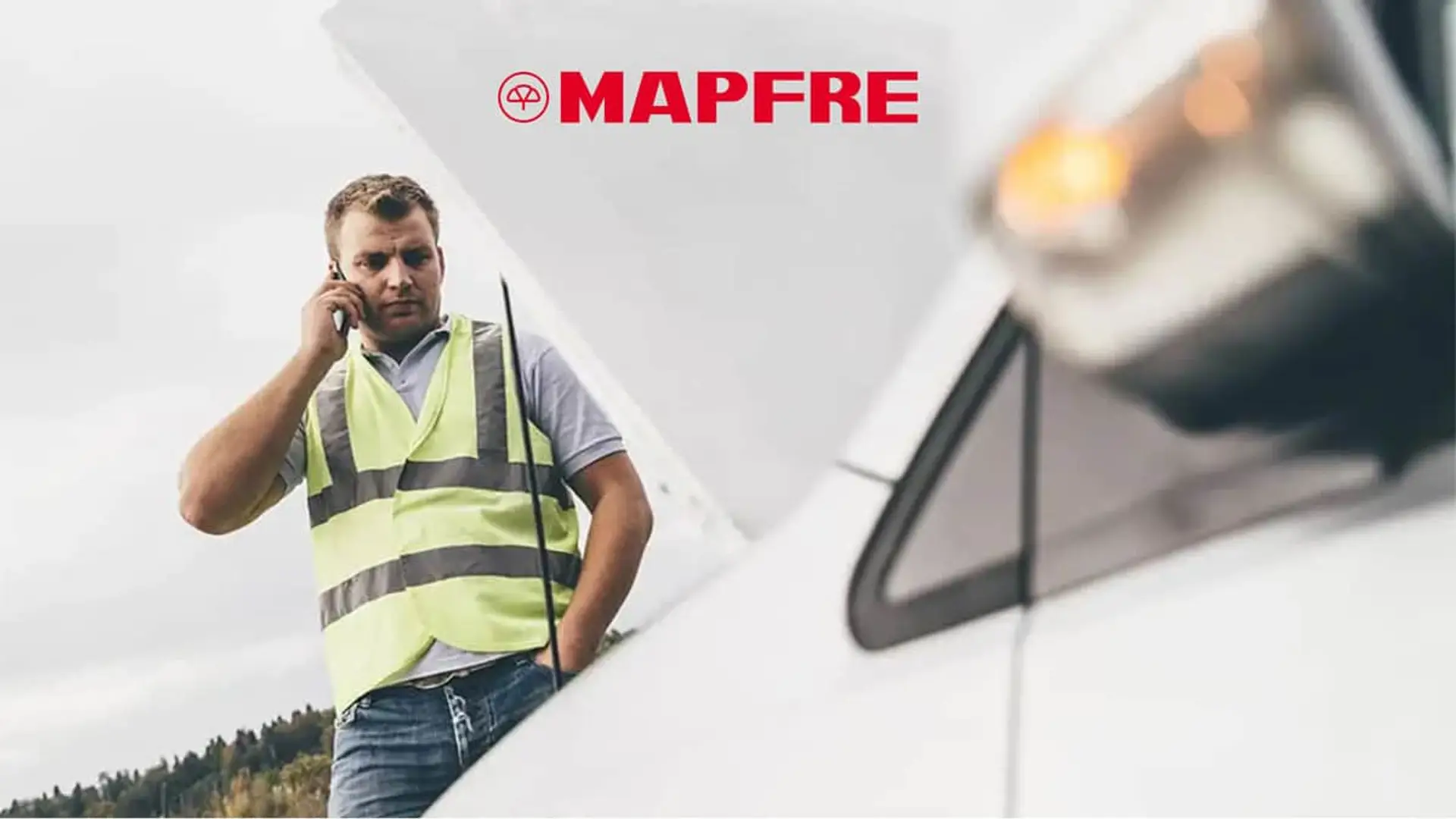 Mapfre gestionó más de 340.000 asistencias en carretera este verano y resolvió un tercio sin pasar por el taller Conductor llama a la asistencia en carretera de Mapfre por una avería.