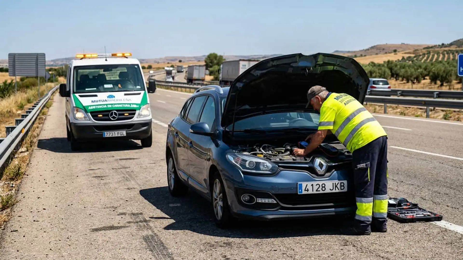 Las asistencias de Autoclub Mutua en verano se duplican por el calor extremo y ya superan el medio millón Operario de asistencia en carretera de Mutua Madrileña reparando un coche averiado en una autovía