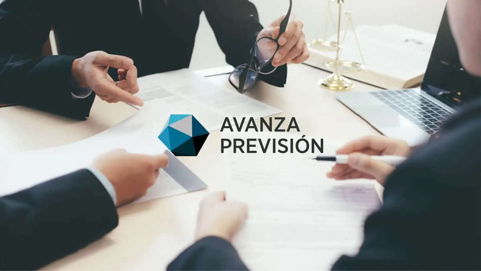 Asesores de Avanza Previsión analizando documentos para la gestión de seguros y planes de ahorro.