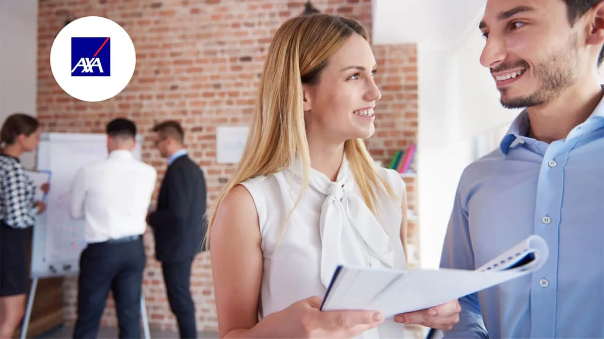 AXA integra la cobertura de decesos en un seguro de ahorro colectivo para trabajadores Profesionales de AXA Seguros trabajando en equipo en una oficina moderna para representar la atención al cliente.