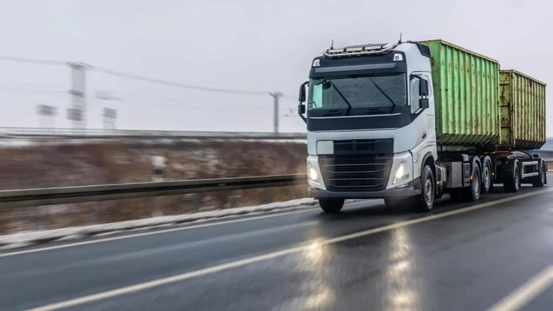 438.000 camiones y furgonetas sin ITV ni seguro por España: las consecuencias más allá de la multa Camión con un contenedor circulando por una carretera