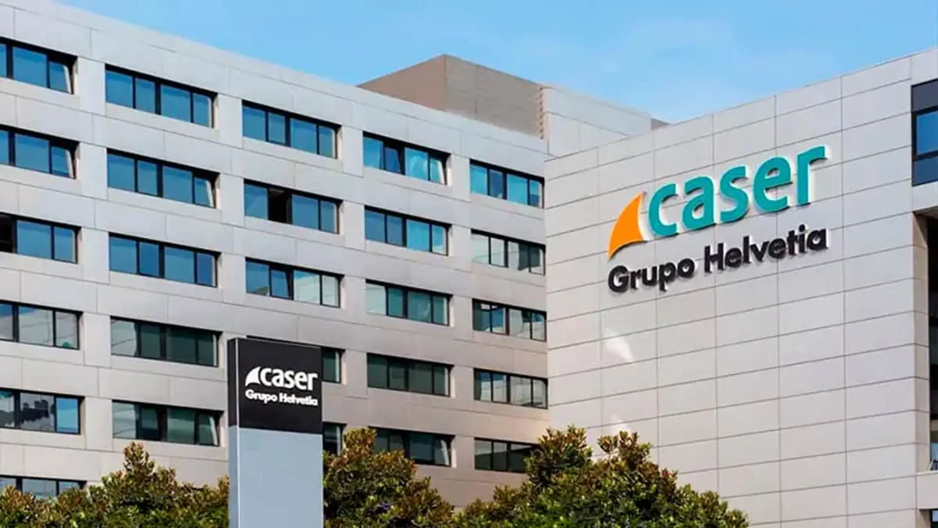 Sede de Caser Grupo Helvetia: edificio de oficinas con el logotipo corporativo de la aseguradora en la fachada.