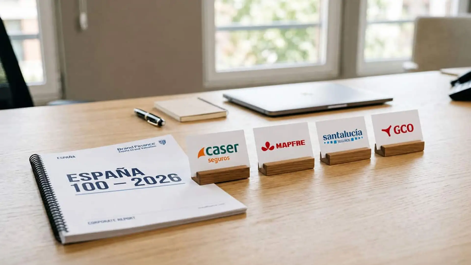 Mapfre, GCO, Santalucía y Caser: así queda el seguro en el ranking de marcas más valiosas de España Logos de Caser, Mapfre, Santalucía y GCO junto al informe España 100 de 2026 sobre una mesa de oficina