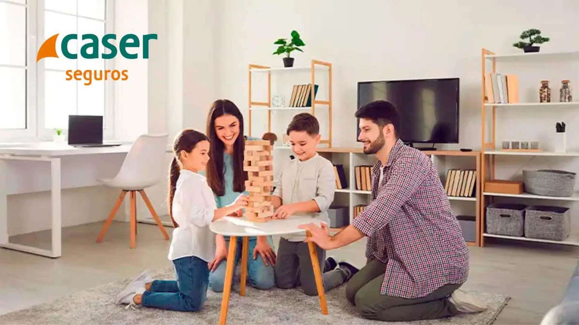 Familia feliz jugando en casa con el logotipo de Caser Seguros, representando la protección integral del hogar.
