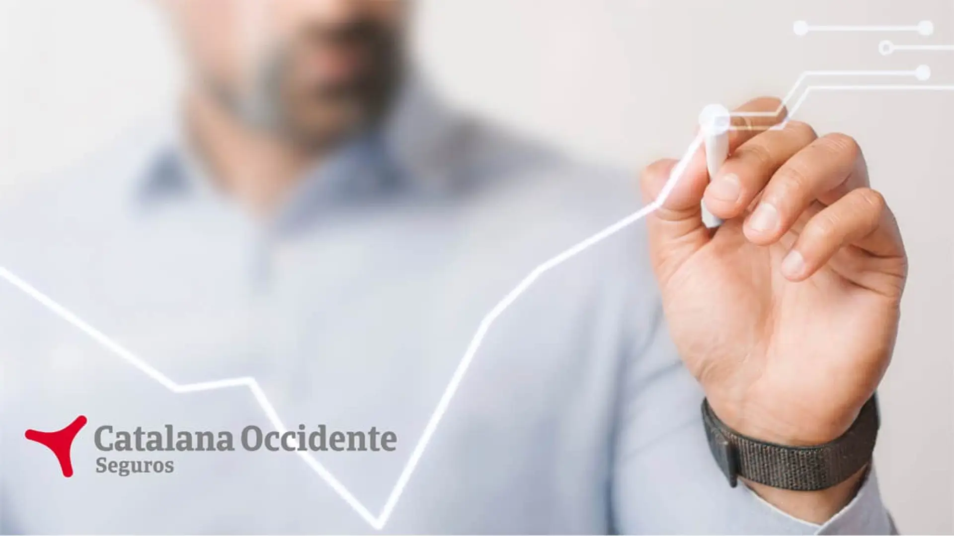Hombre dibujando una gráfica ascendente, símbolo de la rentabilidad de los seguros de ahorro e inversión de Catalana Occidente.