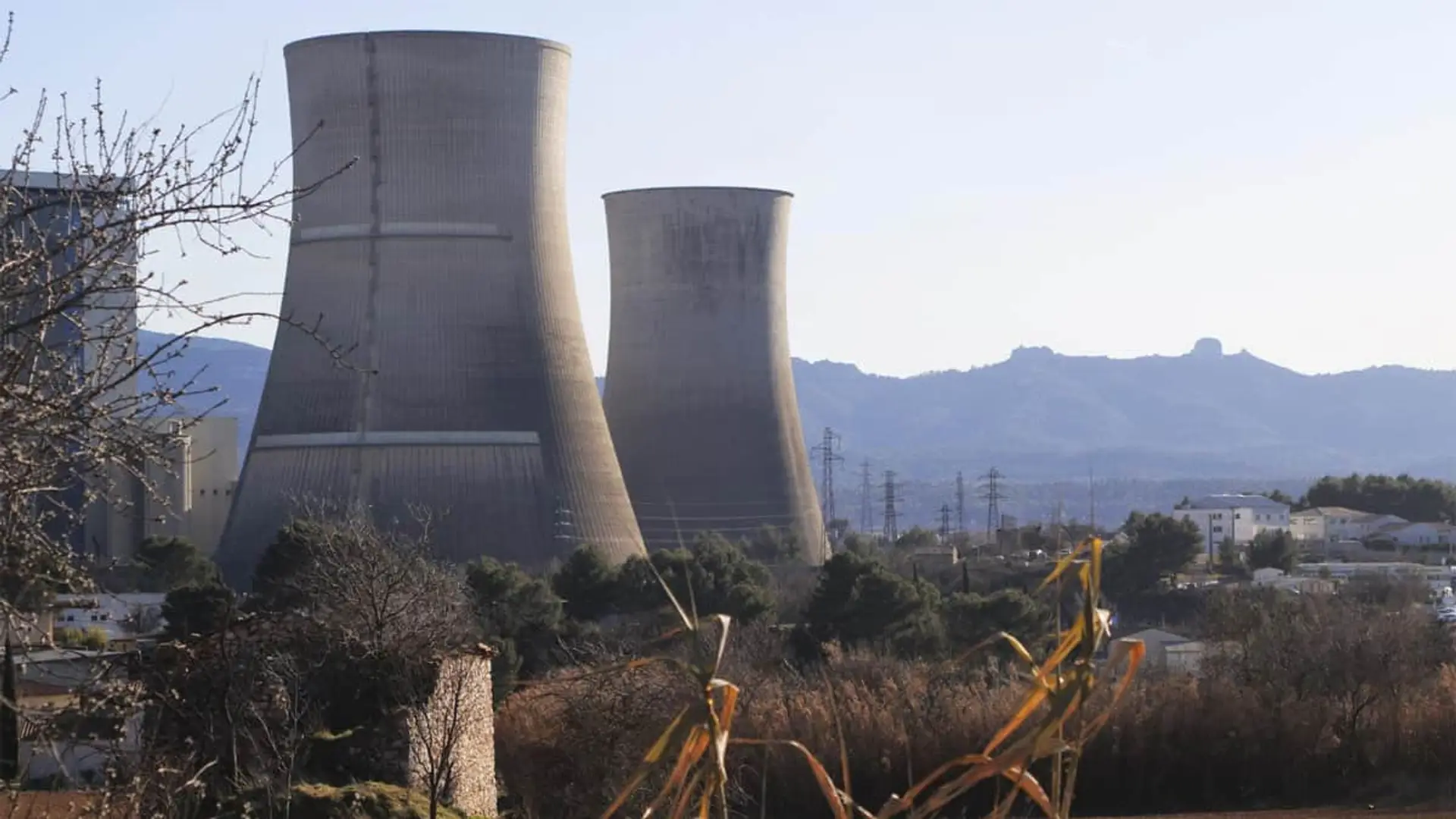 El Consorcio de Seguros refuerza su escudo ante accidentes nucleares: así amplía coberturas clave Torres de refrigeración de la central nuclear en funcionamiento.