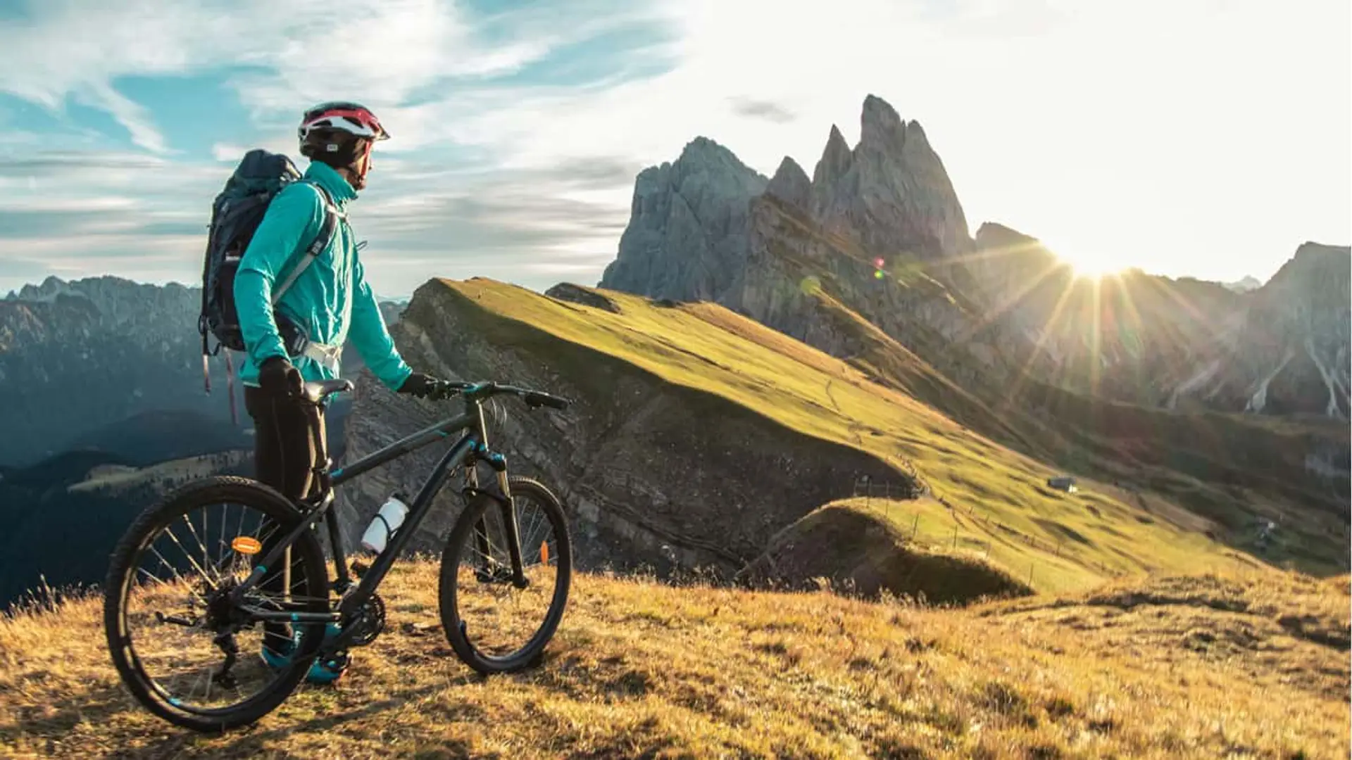 Ciclista con su bicicleta de montaña en la cima de una montaña al atardecer. Deporte, aventura y turismo activo en la naturaleza.