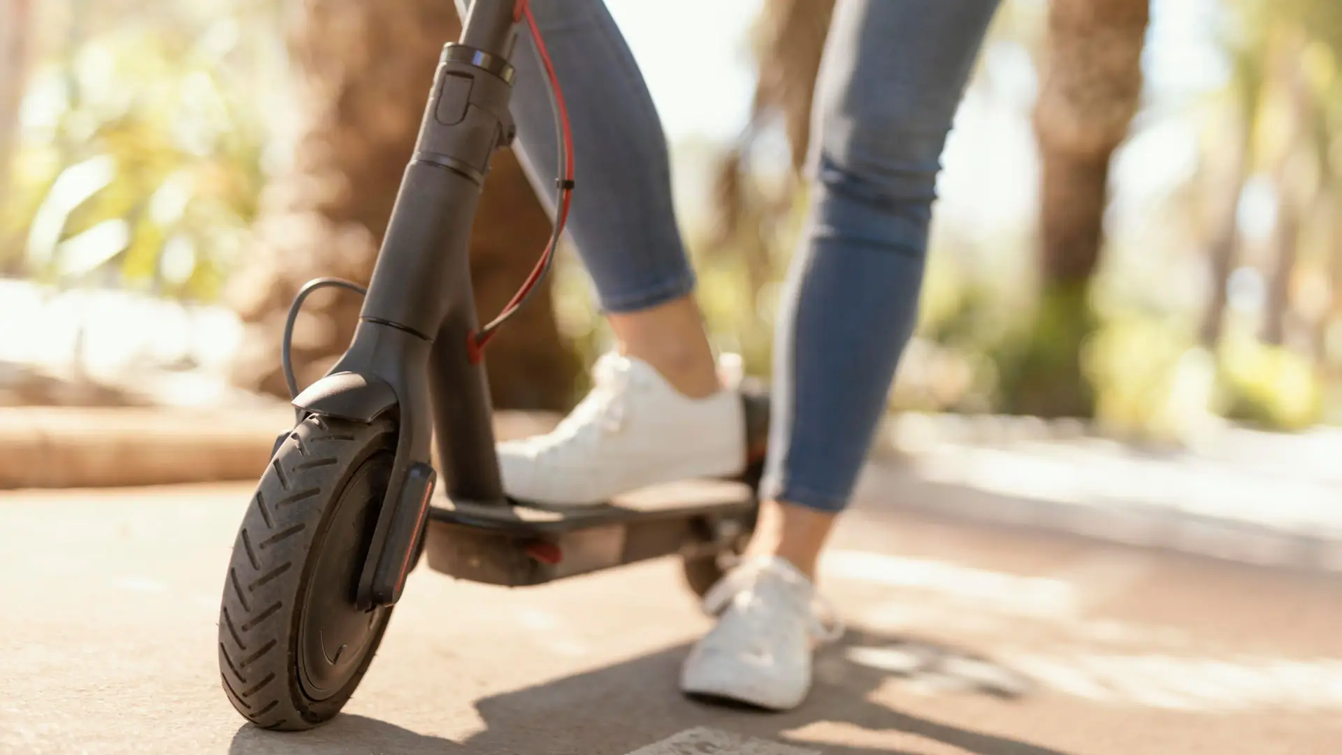Circular sin seguro con tu patinete eléctrico tiene los días contados, y la gente está a favor Primer plano de una persona montada en un patinete eléctrico, una opción de movilidad personal y sostenible para la ciudad.