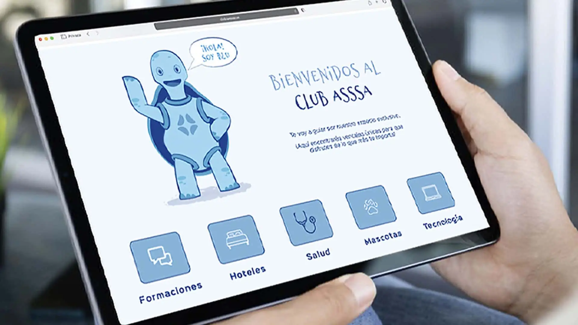 Una persona accede al portal del Club ASSSA en su tablet. La plataforma ofrece ventajas en salud, mascotas, tecnología y hoteles.