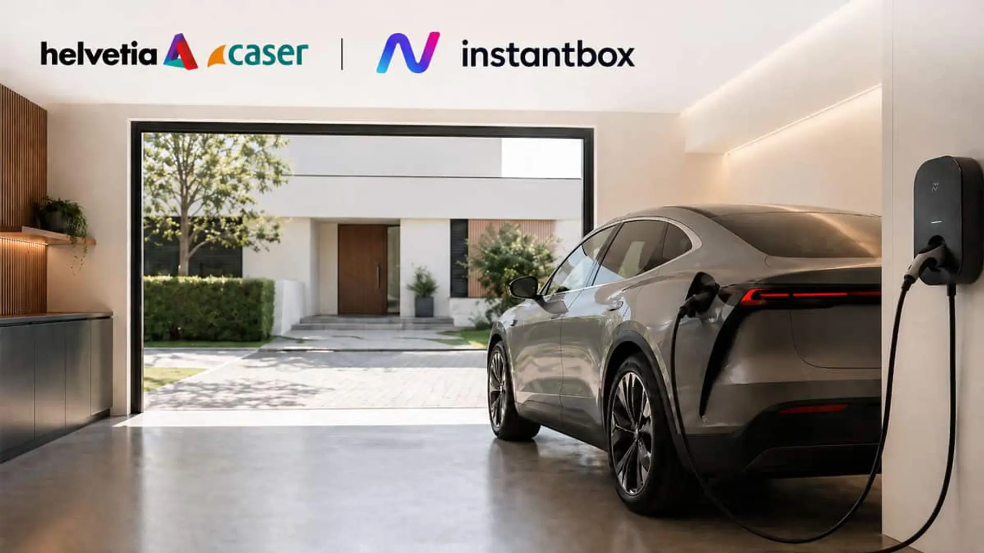 Coche eléctrico cargando en un garaje con los logotipos de Helvetia, Caser e Instantbox