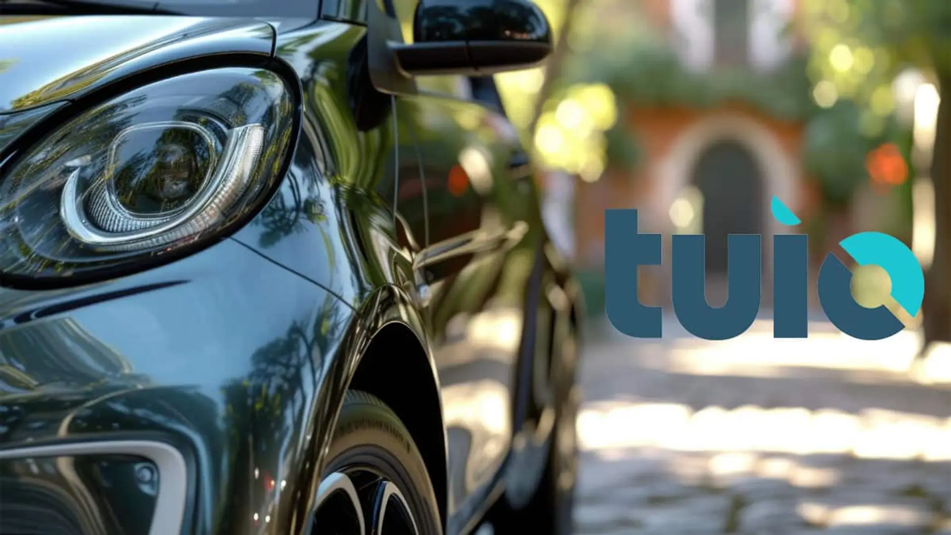 Tuio lanza su seguro de coche: precio desde 149€, cuatro modalidades y tres limitaciones que conviene conocer Primer plano de un coche negro con el logotipo de Tuio sobre la imagen