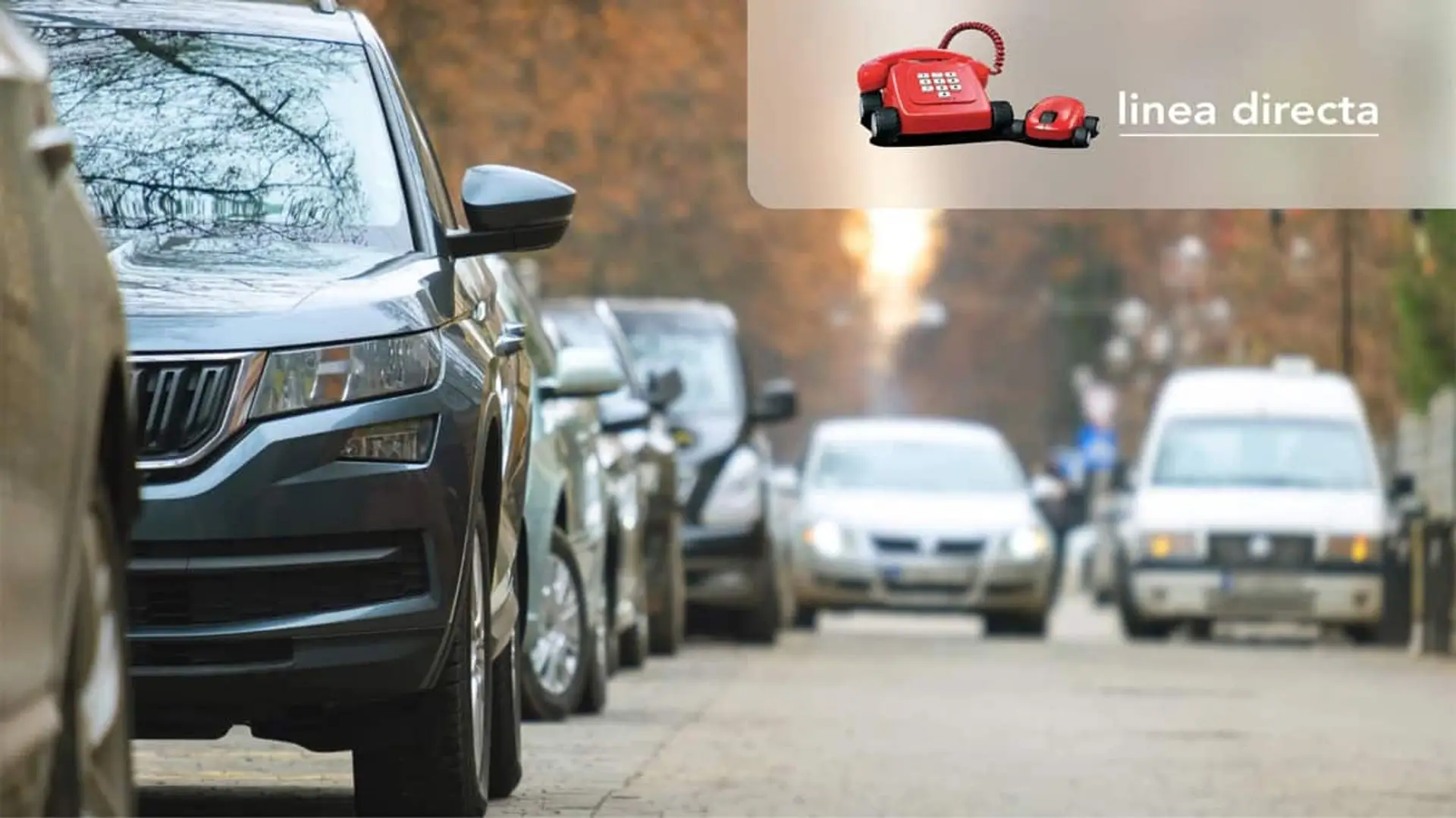 Coches aparcados en una calle con el logotipo de Línea Directa en la esquina superior derecha