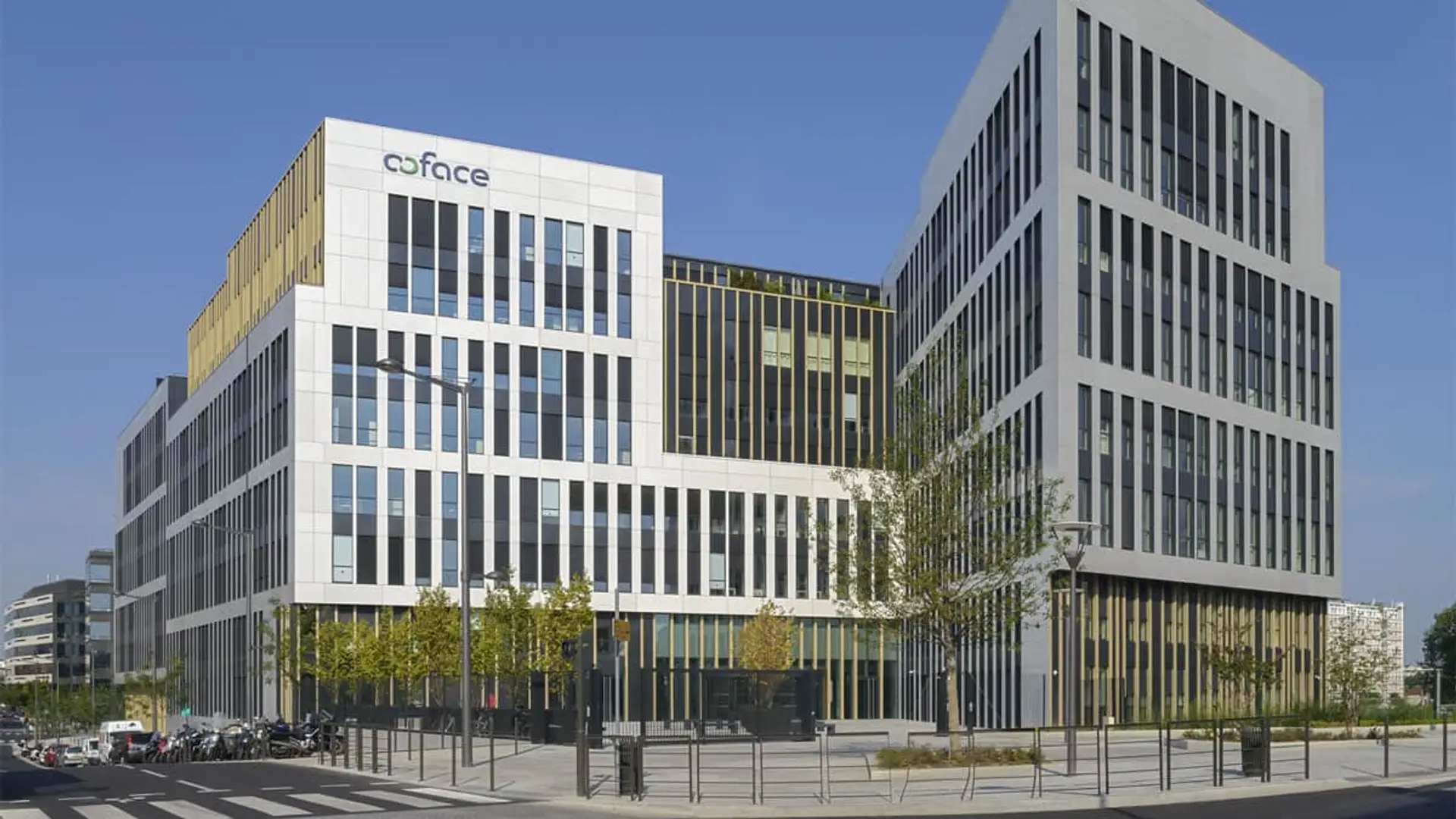 Fachada de la sede corporativa de Coface en un edificio moderno para la gestión de seguros de crédito empresarial.