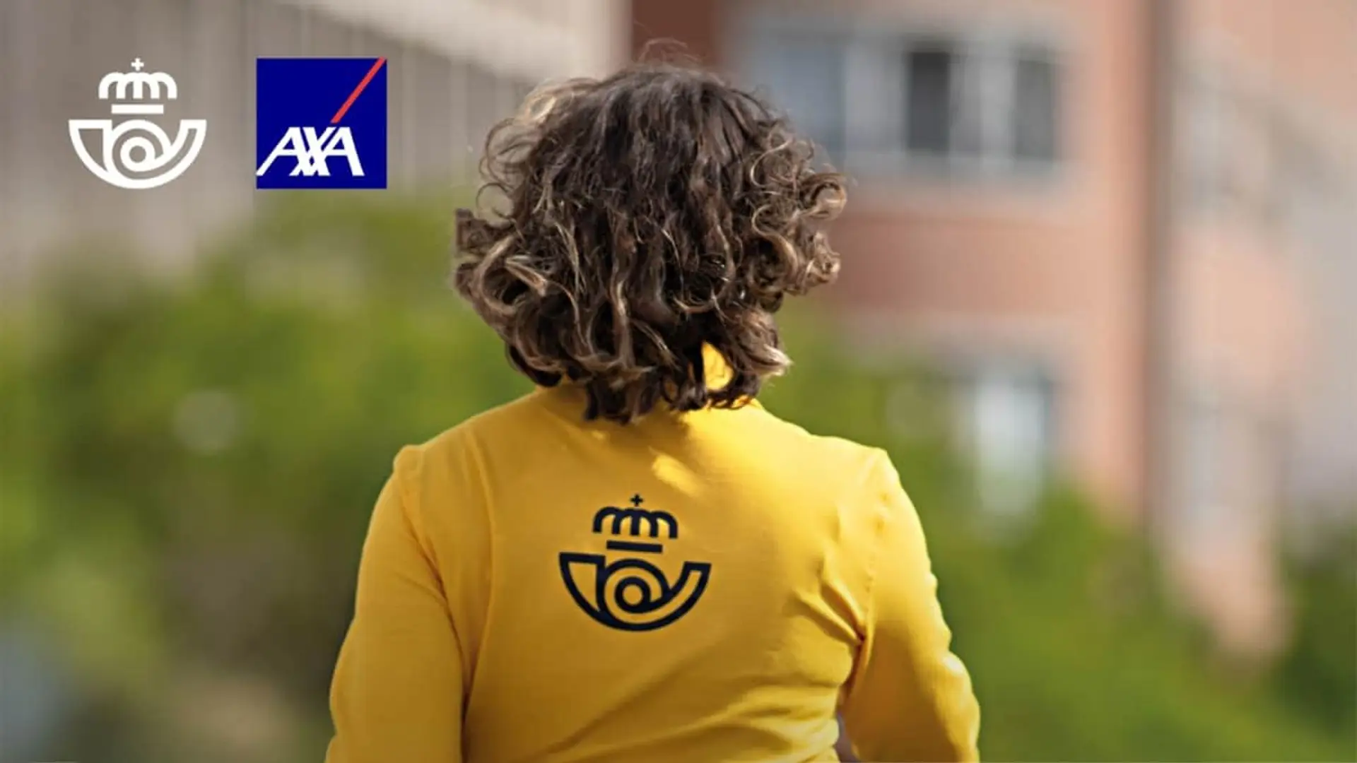 AXA acelera en Correos: ya coloca 20 seguros cada hora en sus oficinas Empleado de Correos con uniforme amarillo junto a los logos de AXA para representar su alianza en seguros.