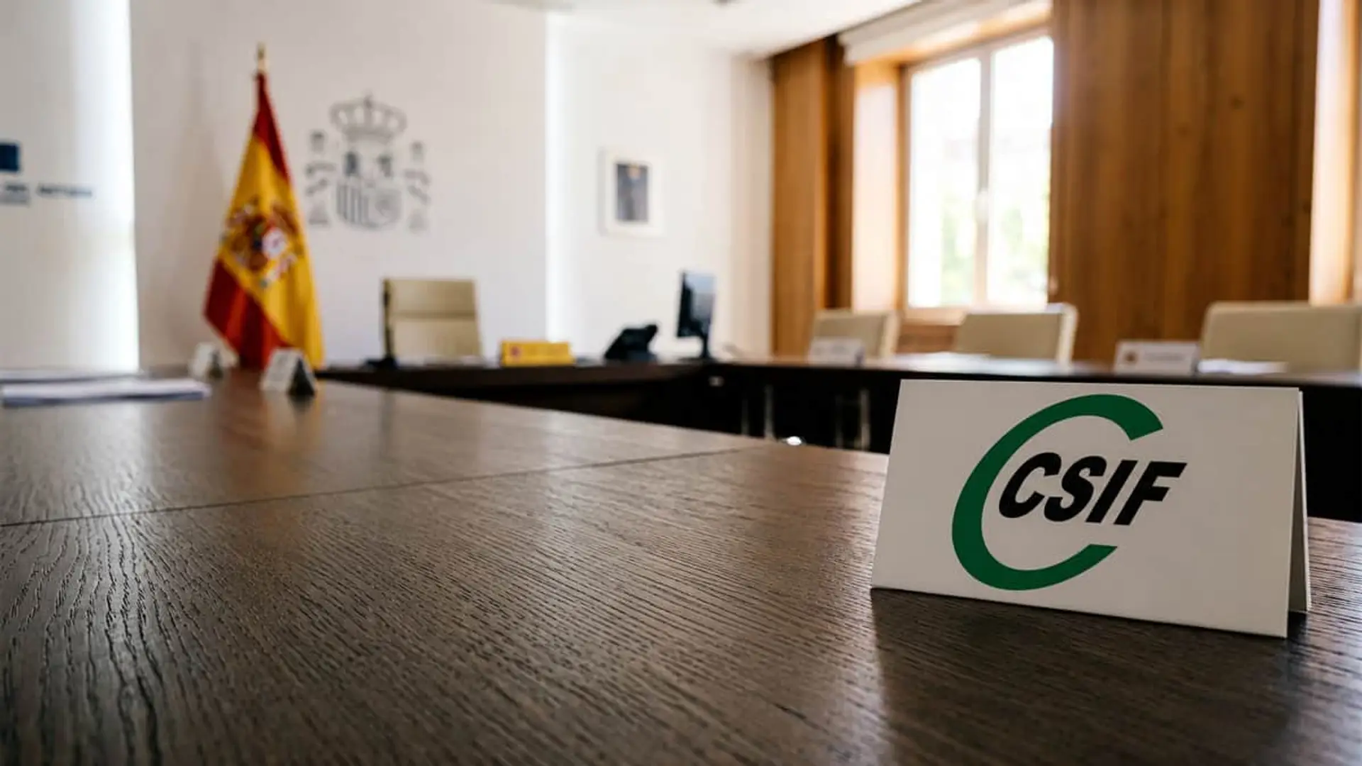 Sala de reuniones institucional con cartel del sindicato CSIF sobre una mesa