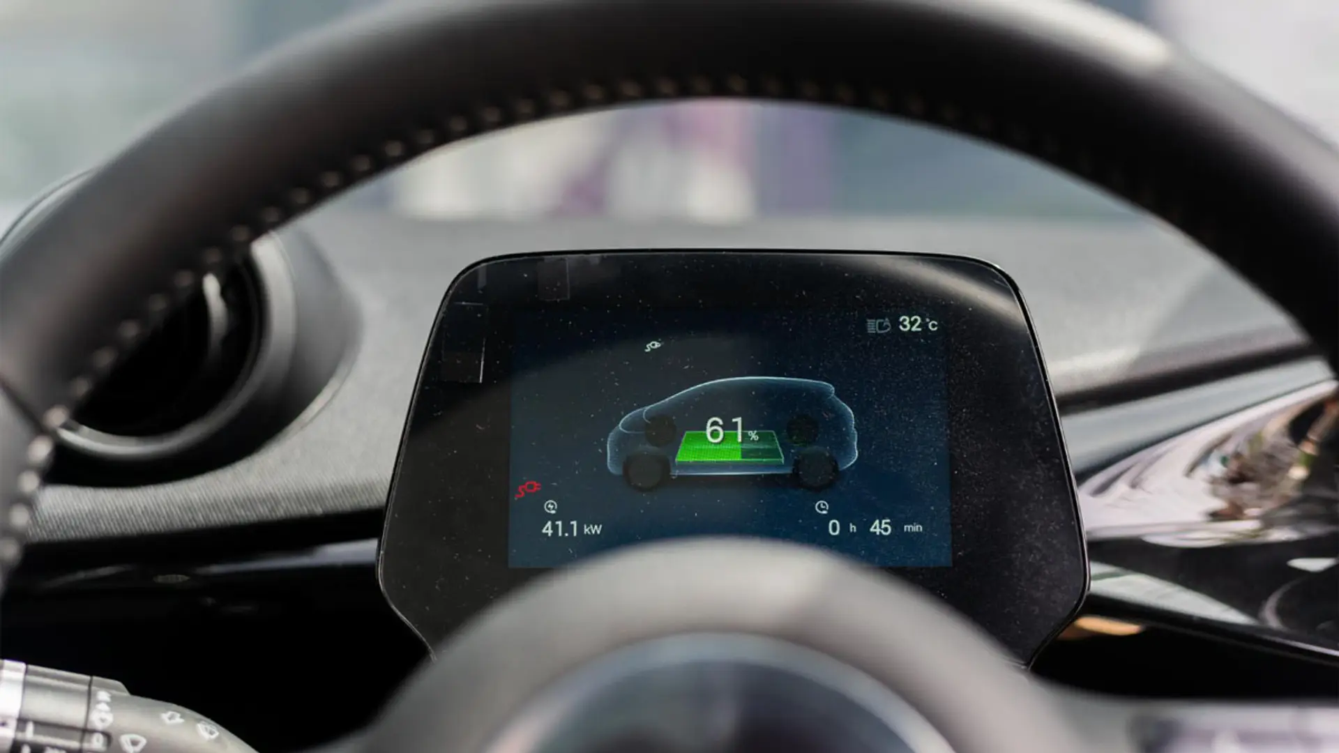 El gasto que nadie calcula al comprar un coche eléctrico: el seguro puede salir un 36% más caro que el de un gasolina Cuadro de instrumentos de un coche eléctrico con la batería al 61 por ciento