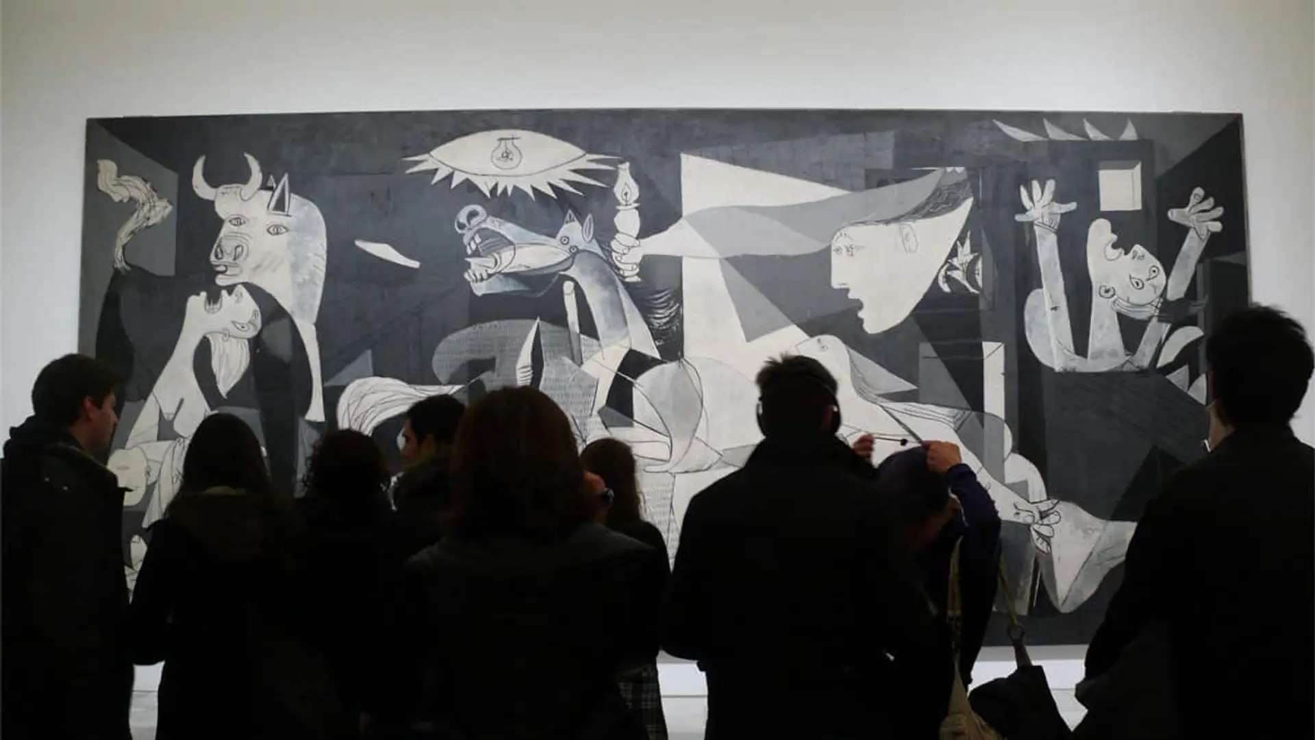 El secreto mejor guardado del Prado o el Reina Sofía: ‘Las Meninas’ y el ‘Guernica’ no tienen seguro Personas visitan la sala del Museo Reina Sofía en la que se encuentra el Guernica.