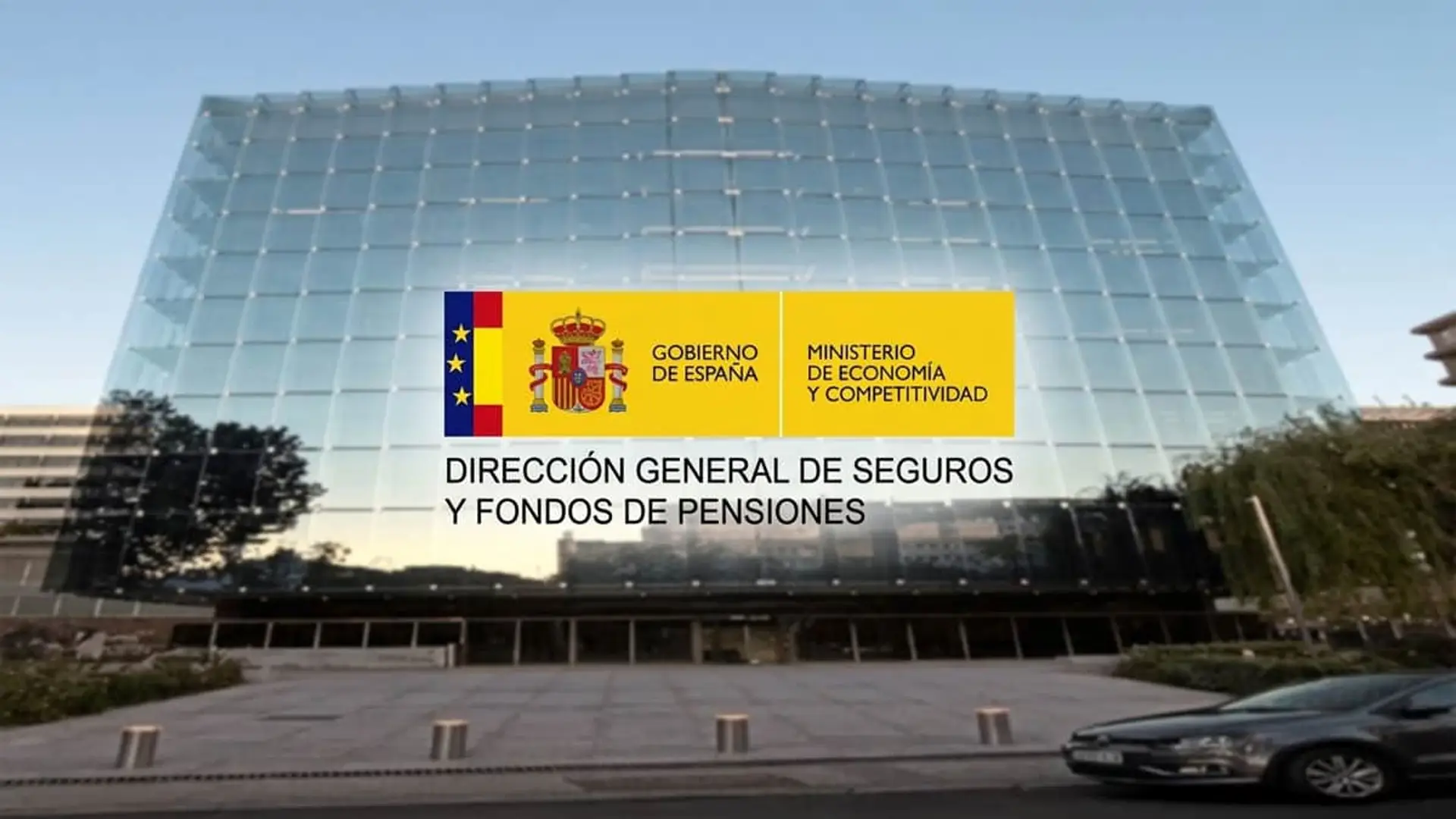 Sede de la Dirección General de Seguros y Fondos de Pensiones con el logotipo oficial del Ministerio de Economía.