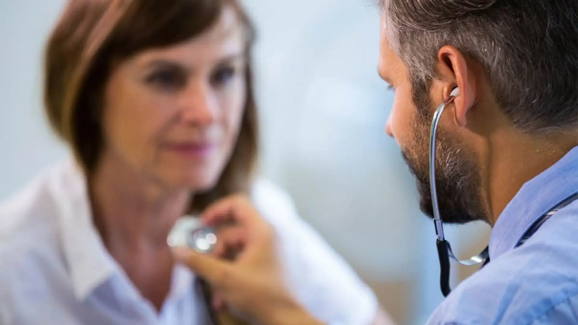 El seguro de salud de AXA subirá de nivel en 2026 con estas nuevas coberturas Médico auscultando a una paciente con un estetoscopio durante una consulta. La importancia de las revisiones y un seguro de salud.