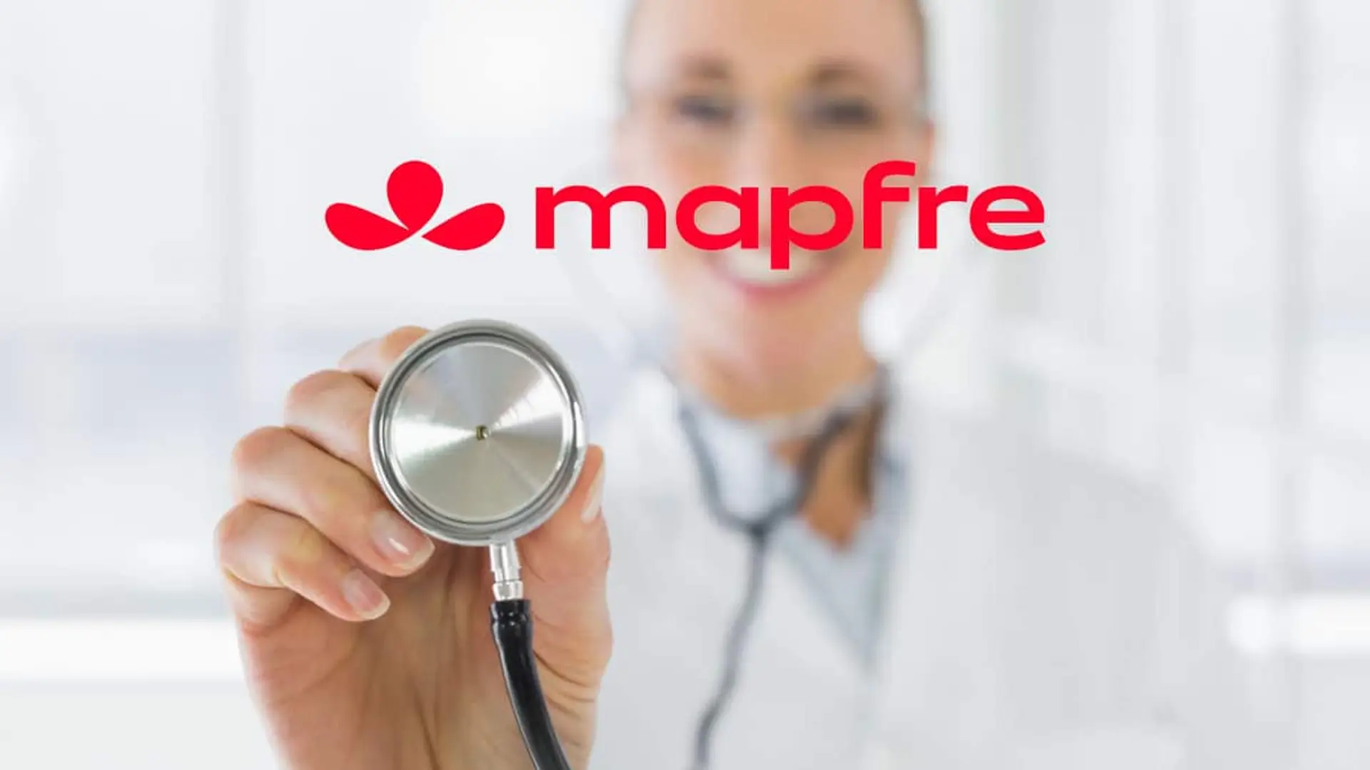 Doctora sonriendo con un estetoscopio en primer plano y el logotipo de Mapfre sobre la imagen