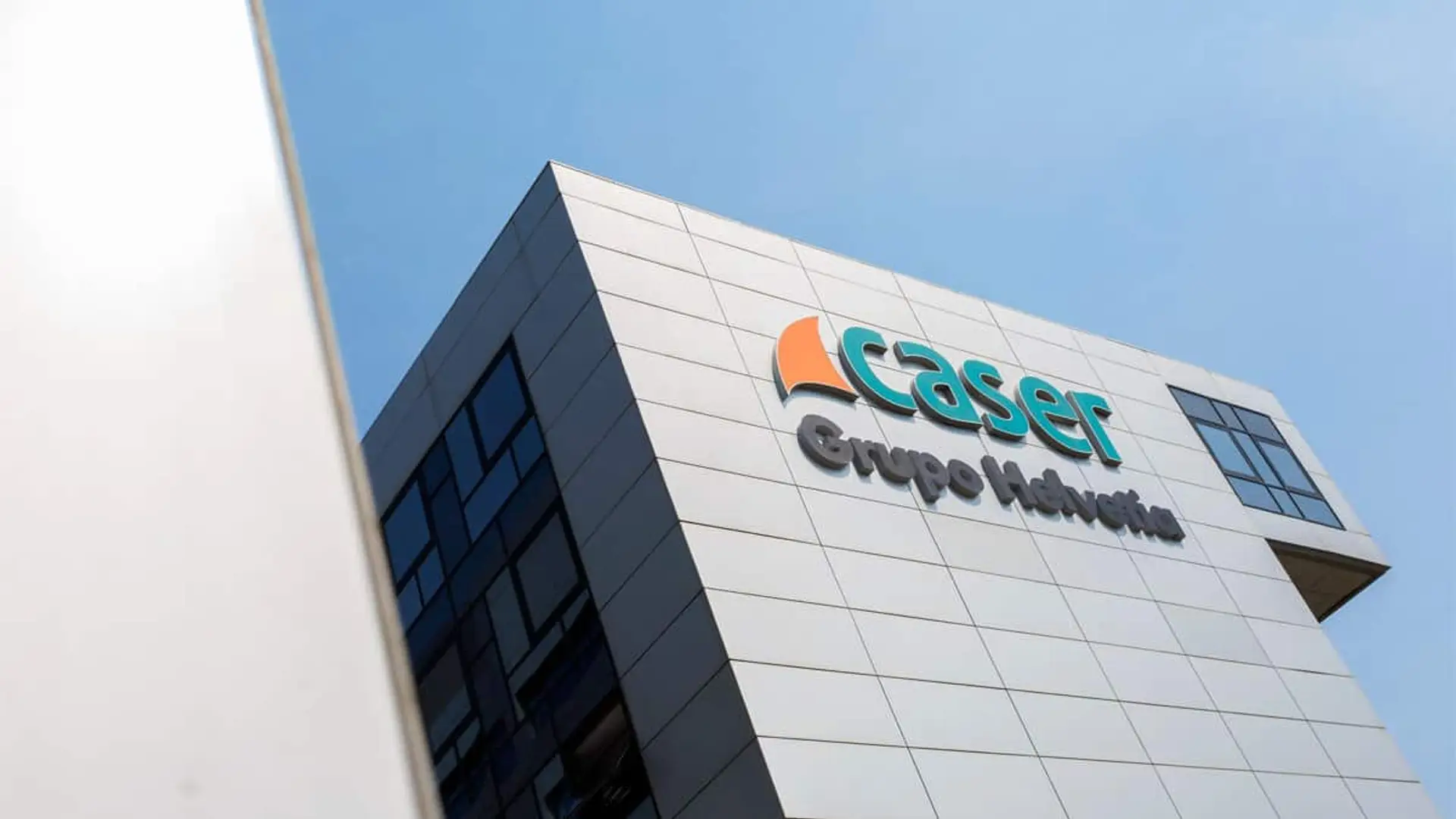 Edificio corporativo de Helvetia Caser con su logotipo.