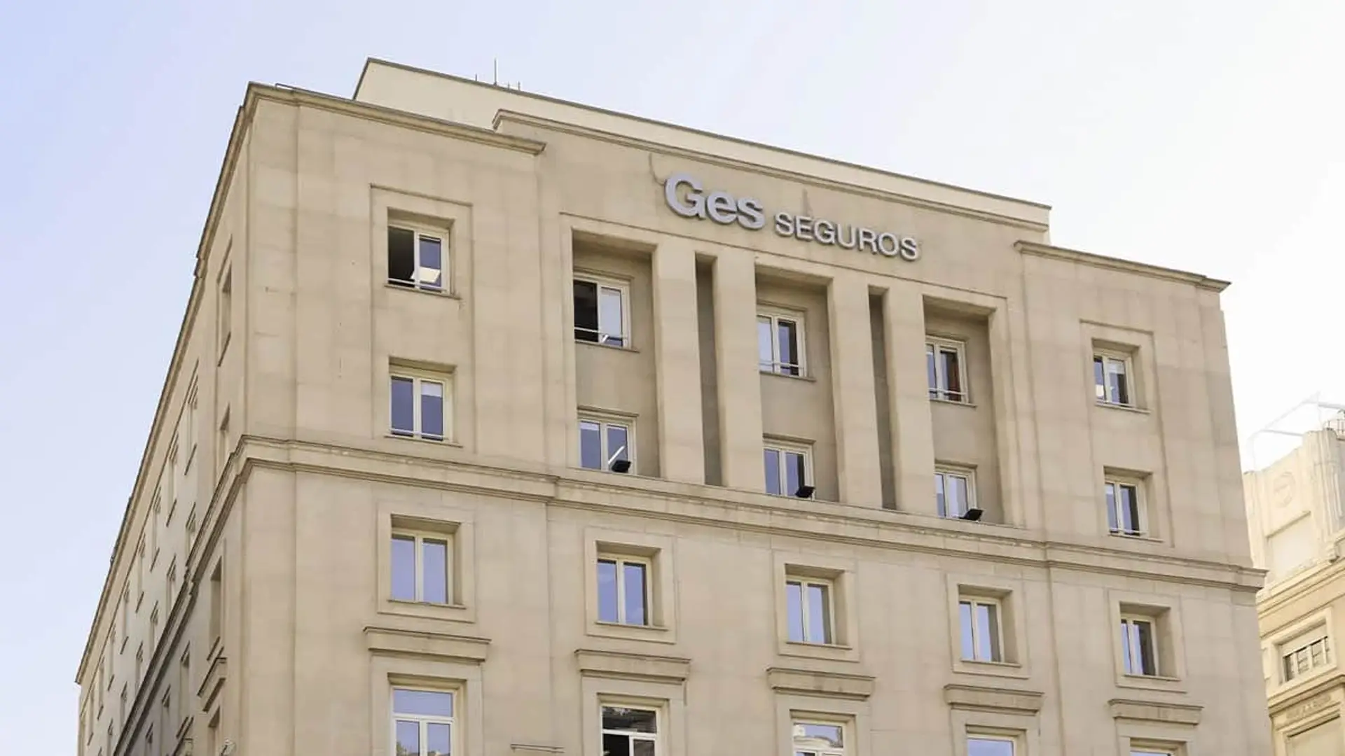 Ges Seguros dispara su beneficio un 49% y convierte el seguro de coche en su gran motor de crecimiento Fachada superior de la sede de Ges Seguros con su logotipo corporativo visible en un edificio clásico de oficinas.