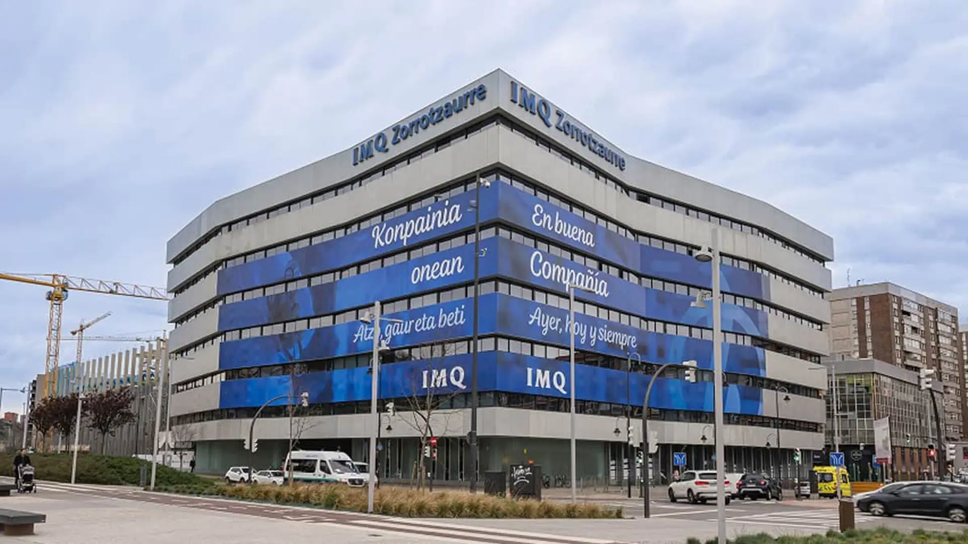 Fachada de la clínica IMQ Zorrotzaurre en Bilbao para representar los centros hospitalarios de su red de seguros de salud.