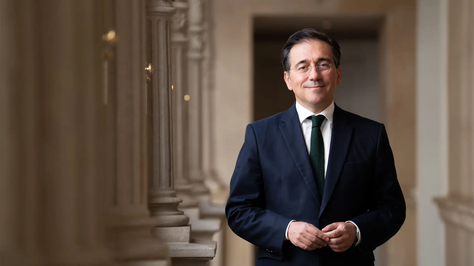 El ministro de Exteriores advierte: “Viajar sin esto puede salirte muy caro” Retrato oficial de José Manuel Albares, Ministro de Asuntos Exteriores, Unión Europea y Cooperación del Gobierno de España.