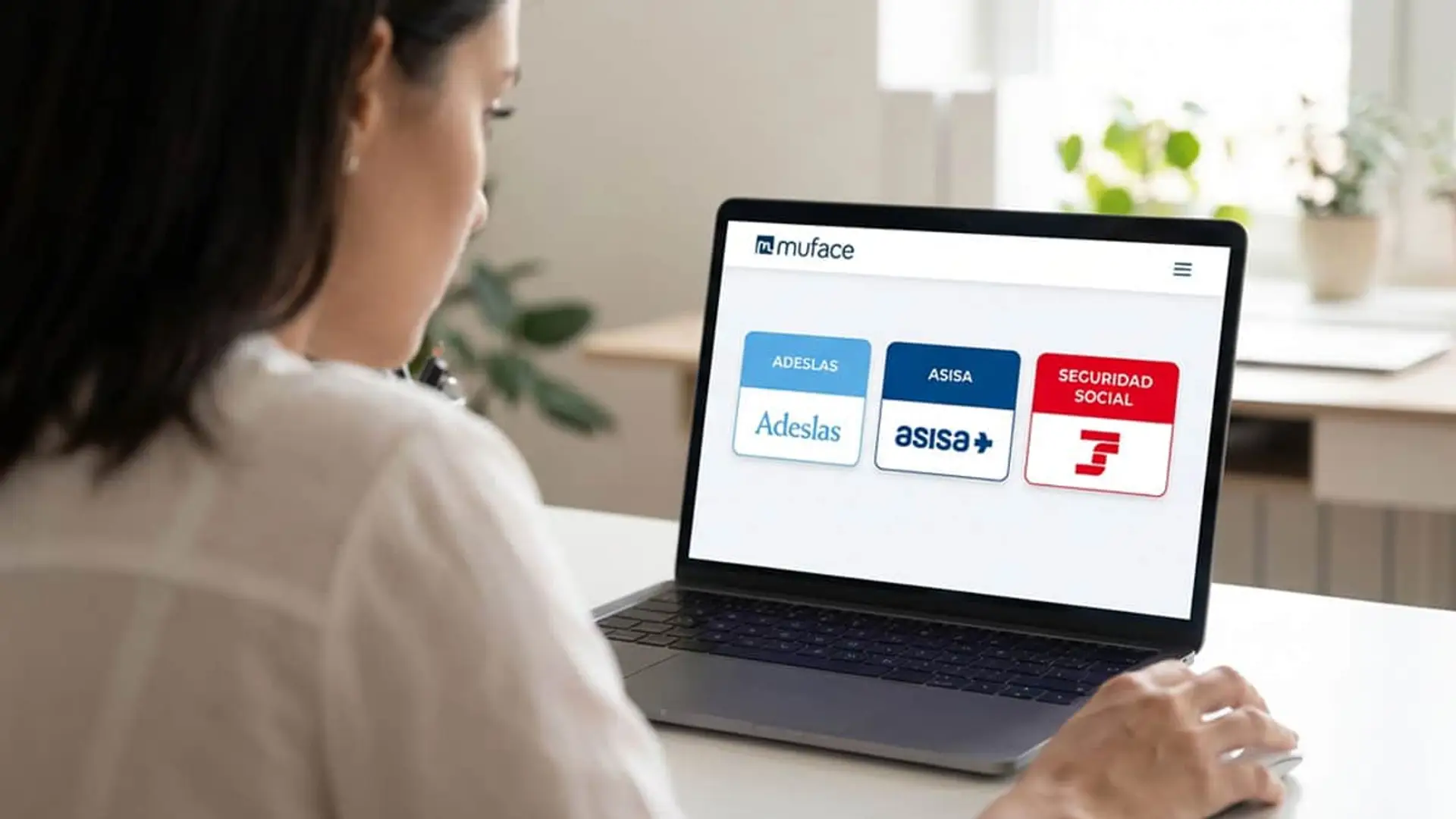 Adeslas, Asisa o Seguridad Social: Muface abre el plazo para el cambio de aseguradora de salud Mujer frente al portátil eligiendo entidad médica de MUFACE: Adeslas, Asisa o Seguridad Social.