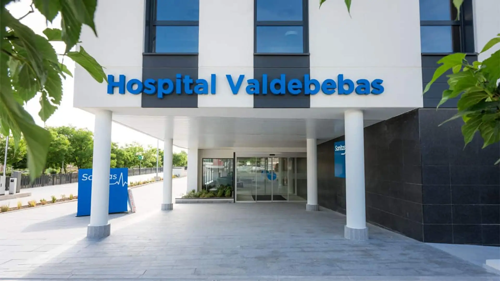 Entrada del Hospital Valdebebas con el nombre del centro y el logotipo de Sanitas