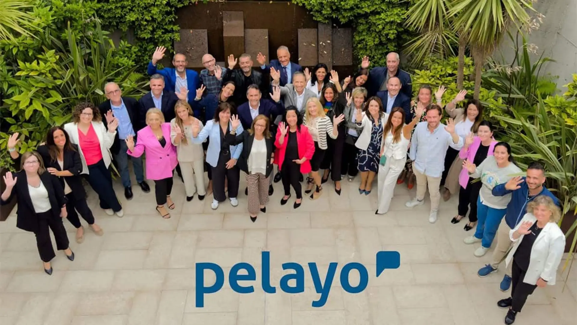 Pelayo factura 580 millones en su primer año de plan estratégico y acelera su crecimiento con 25 nuevas sucursales Fotografía de equipo de Pelayo posando en grupo en espacio exterior con el logotipo de la compañía.